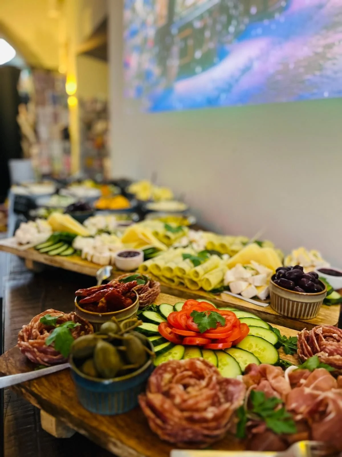 Zur Beilage oder als Vorspeise
Pane di Pizza Pizzabrot mit Tomate &amp; Oliven&ouml;l 9,90&euro;
Beilagensalat zum Hauptgericht 4,50&euro;
Winterliche Antipastivariation 14,90&euro;
Parmaschinken, Salami, marinierter K&uuml;rbis, gegrilltes Gem&uuml;