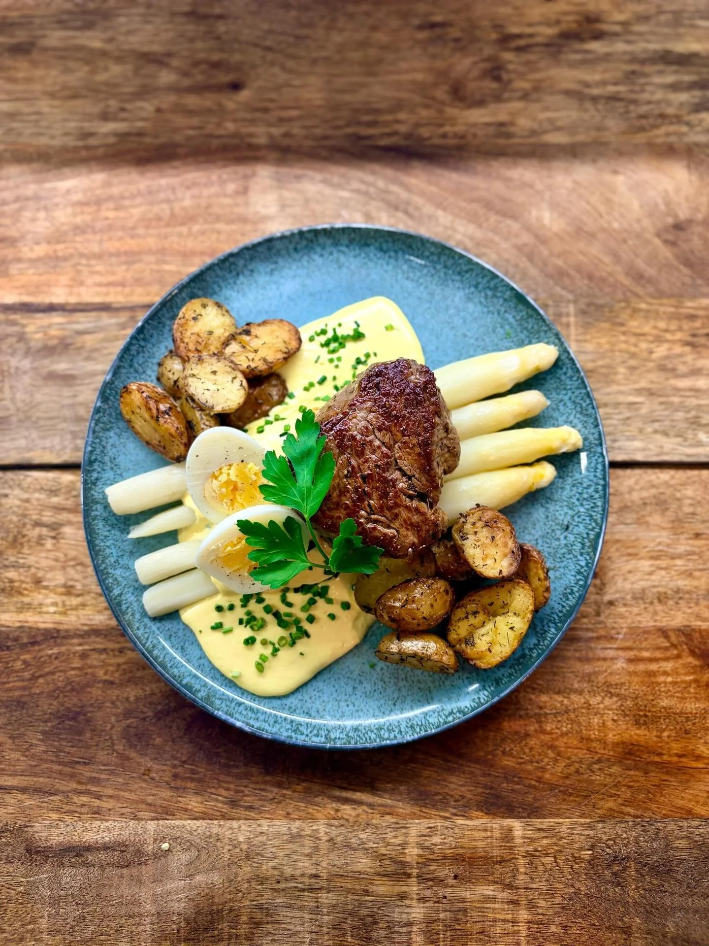 Pappardelle al Ragout Asparagi 14,90&euro;
Pappardelle mit aromatsichem Ragout aus Landerer-Spargel
in Spargelcreme &amp; frischen Kr&auml;utern

Rinderfilet vom Grill 28,90&euro;
Rinderfilet mit Landerer Stangenspargel, Sauce Hollandaise,
Kr&auml;ut