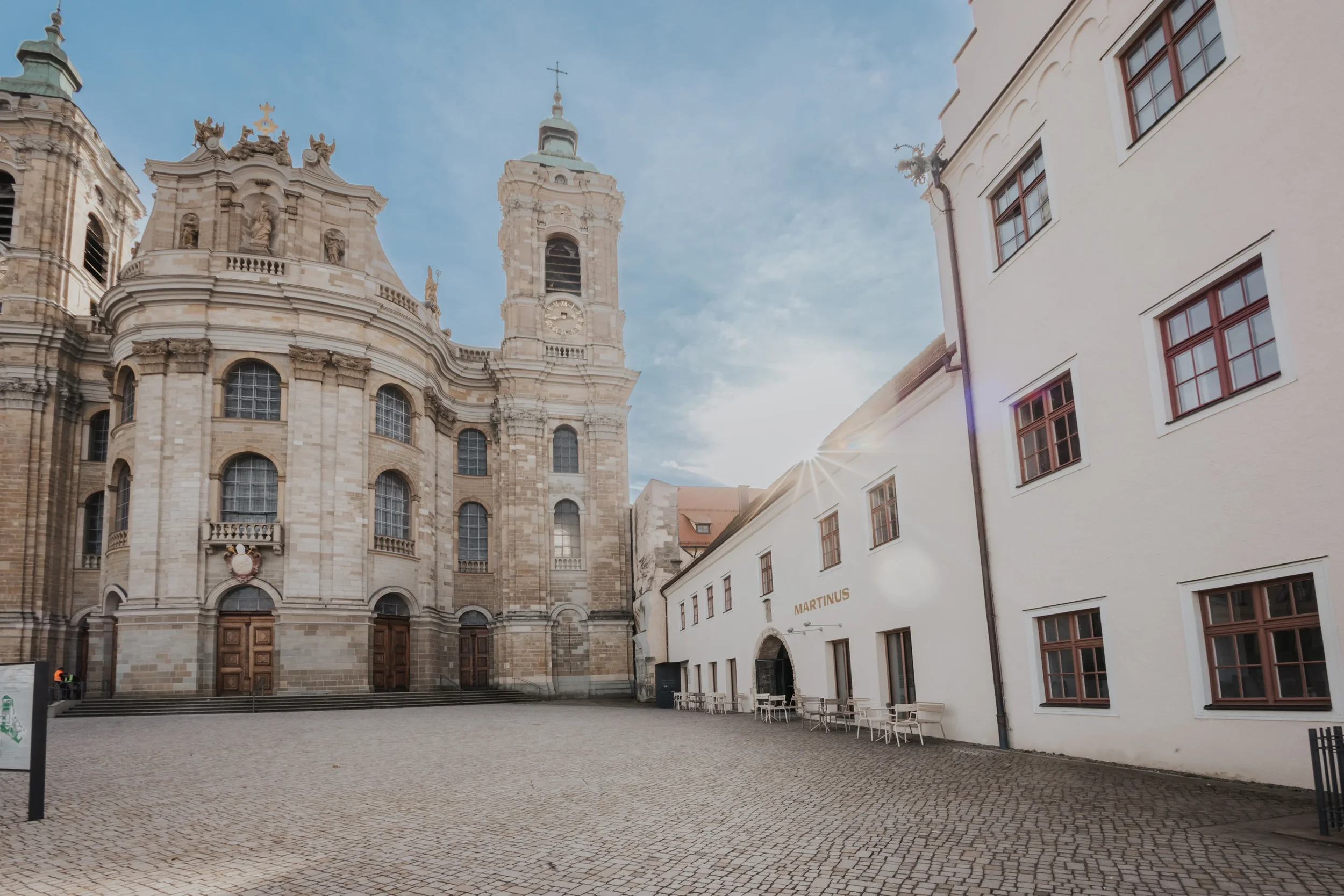 Der Platz vor dem Martinus mit der Basikila St. Martin in Weingarten.