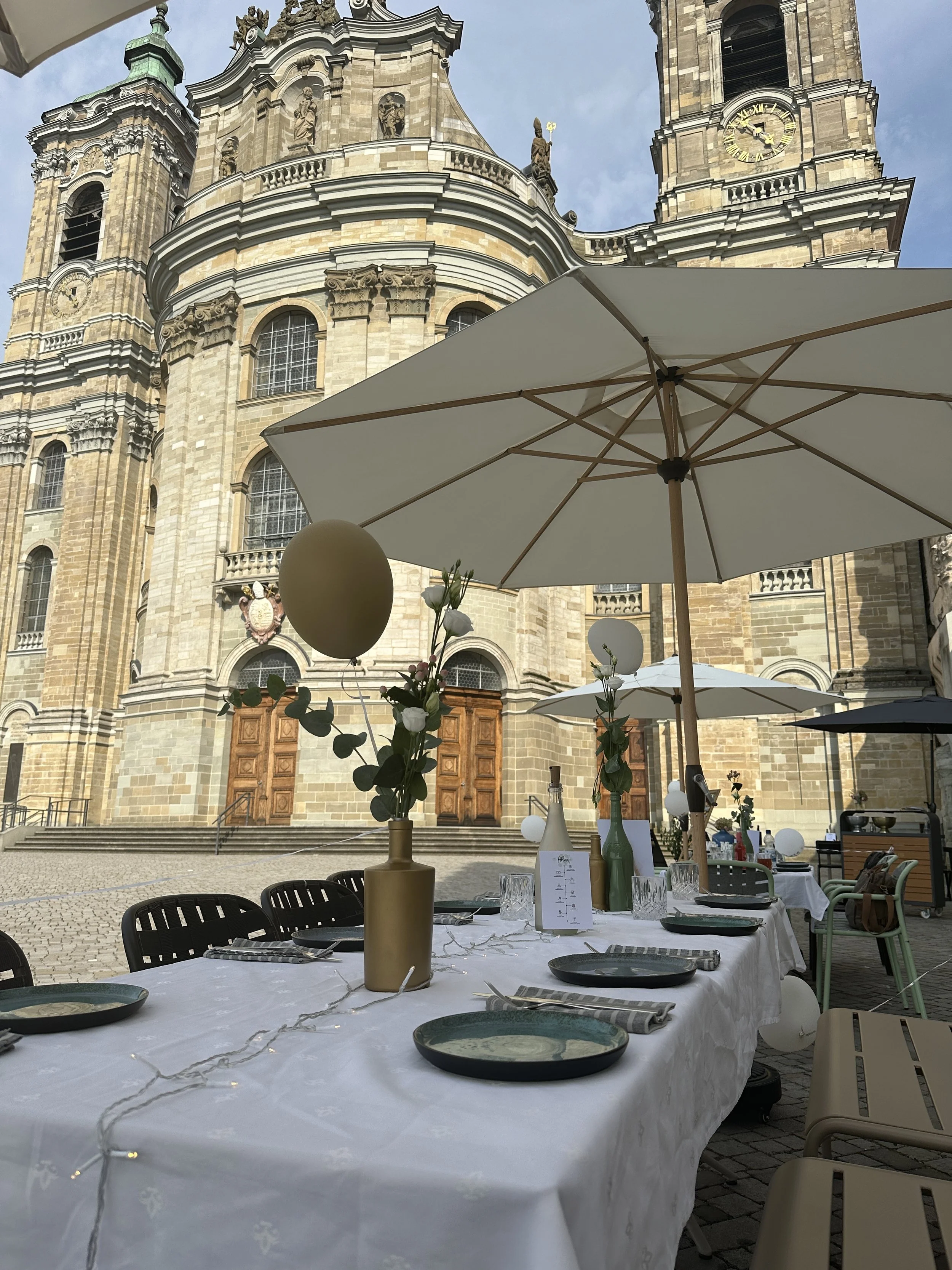Festlich gedeckter Tisch des Martinus in Weingarten vor der Basilika St. Martin.