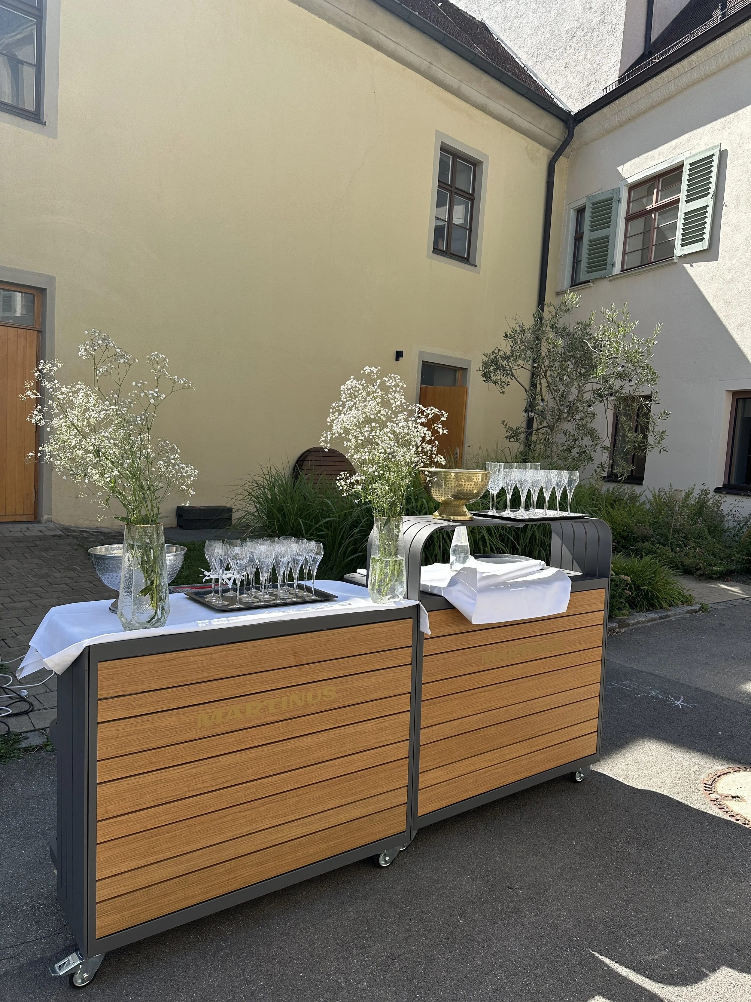 Zwei mobile Bars mit Holzpaneelen im Martinus in Weingarten.