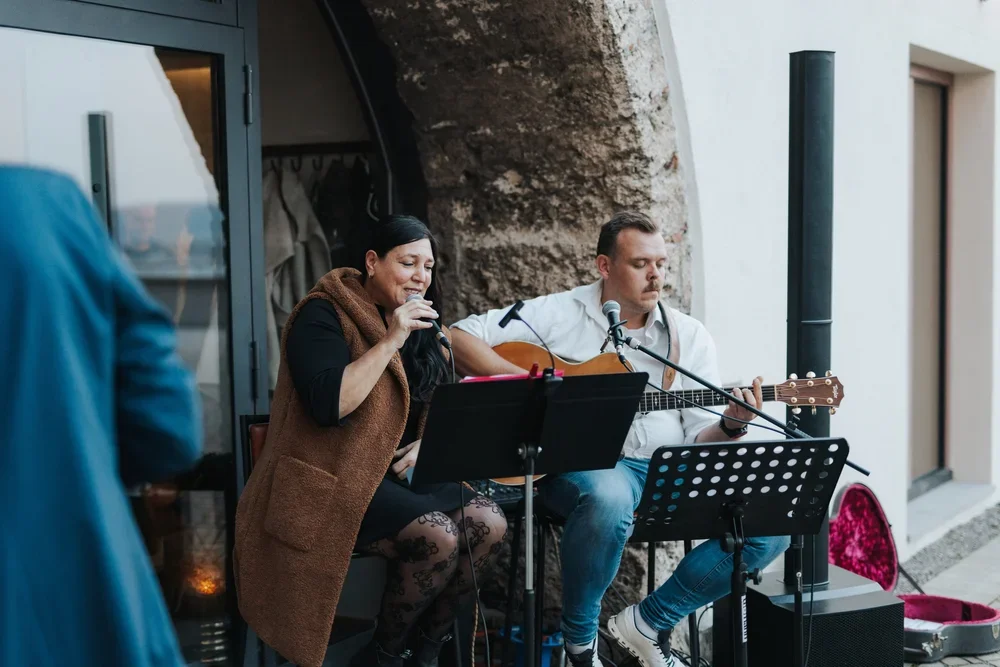 Live Musik im Martinus: eine Frau singt und eine Mann spielt Gitarre.