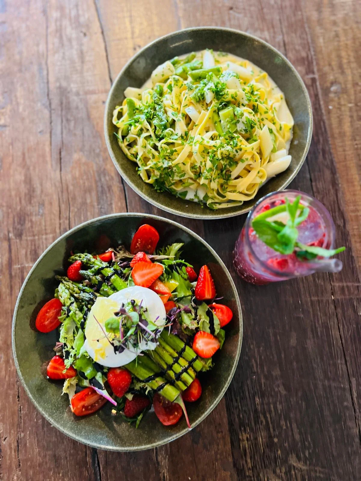 Essen im Martinus in Weingarten: Bunte Salat mit Tomaten, Ei und Spargel, dazu ein Glas Limonade mit Beeren