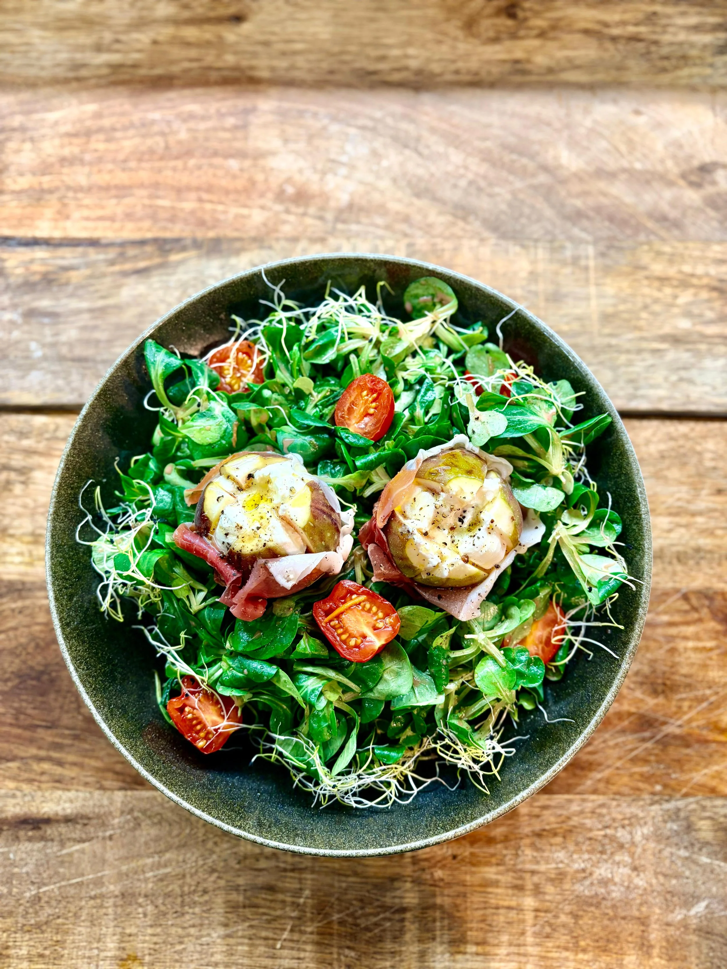 Essen im Martinus in Weingarten: Salat mit Radieschen, Tomaten, Ei und Schinken