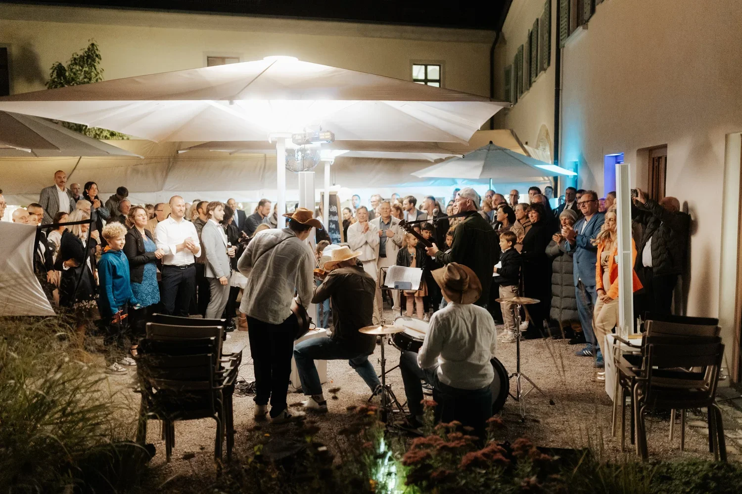 Eine Gruppe von Menschen beim Feiern im Martinus.