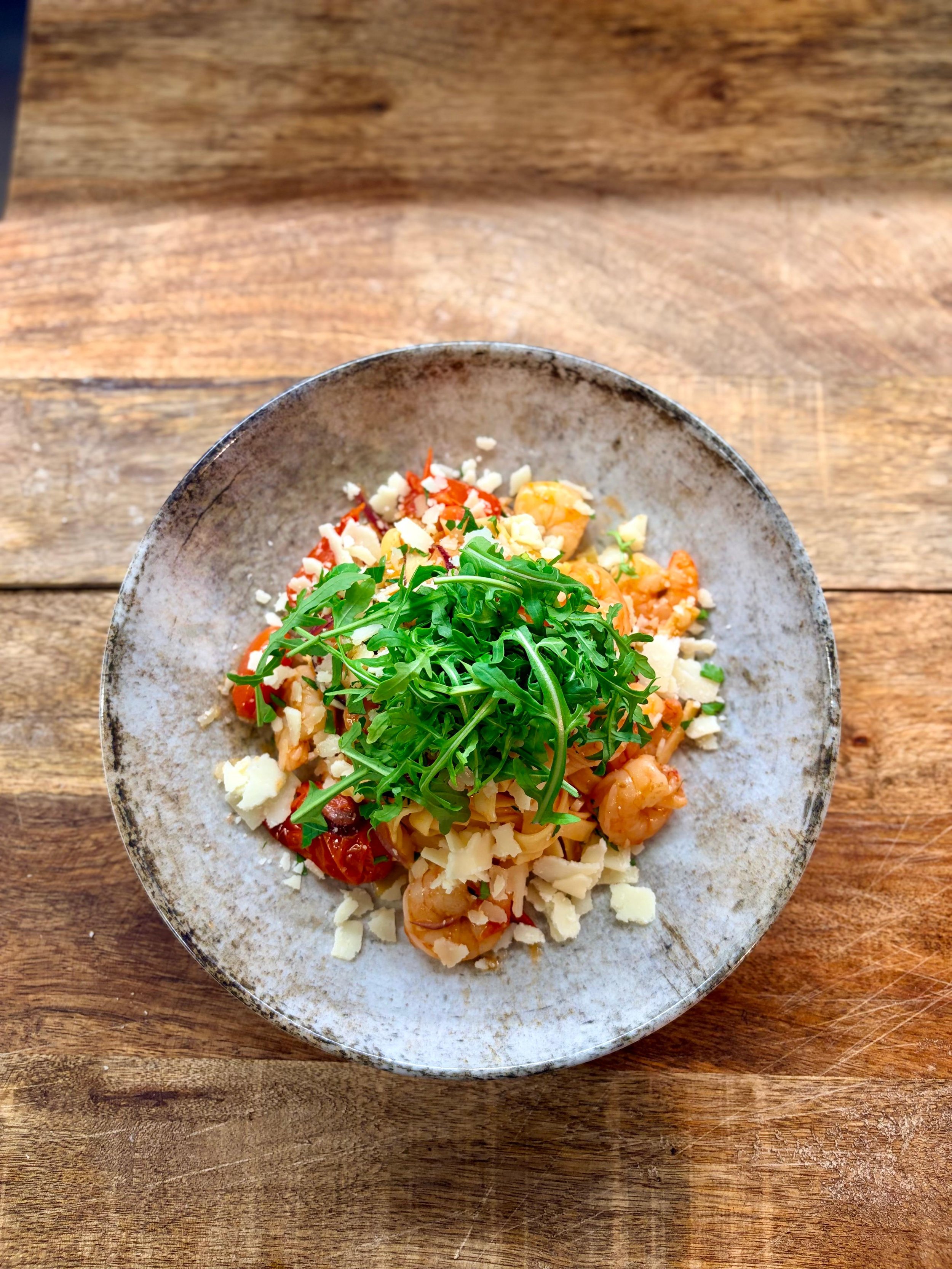 Essen im Martinus in Weingarten: Salat mit Tomaten, Rucola und weißen Käse.