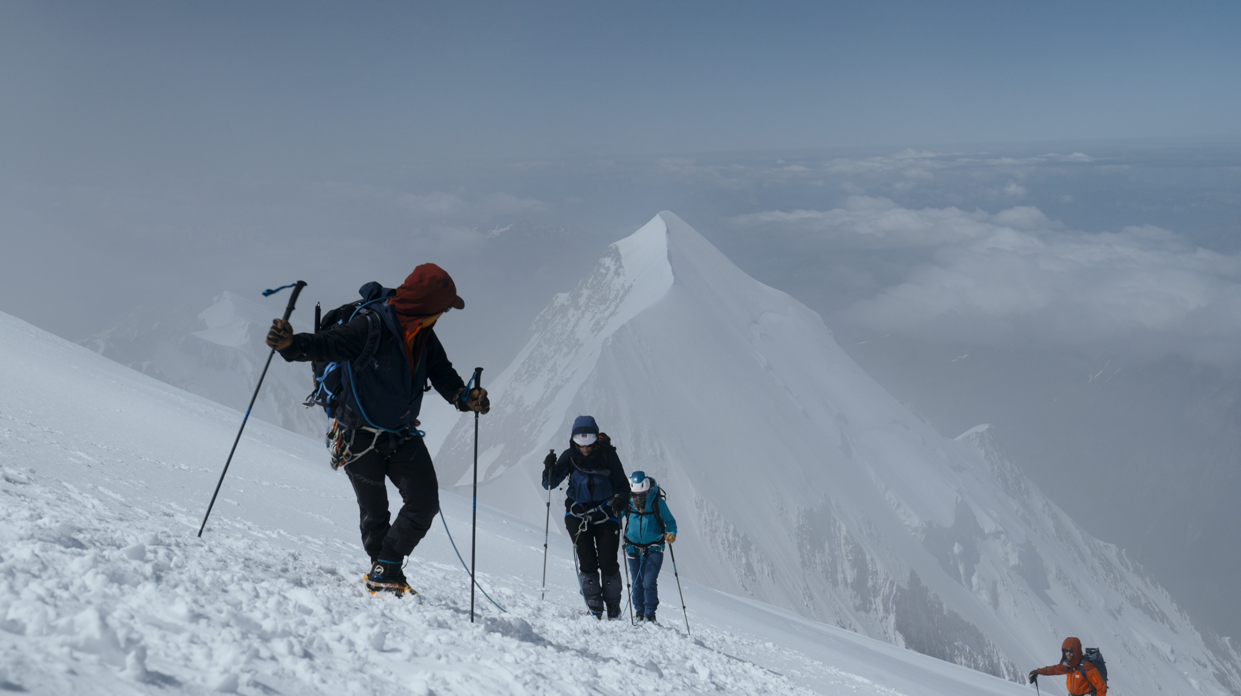 Image+du+film+la+Cordée+de+l'Après,+un+film+de+Coline+Béal+sur+des+femmes+en+rémission+de+cancer+qui+tentent+l'ascension+du+Mont+Blanc (1).webp
