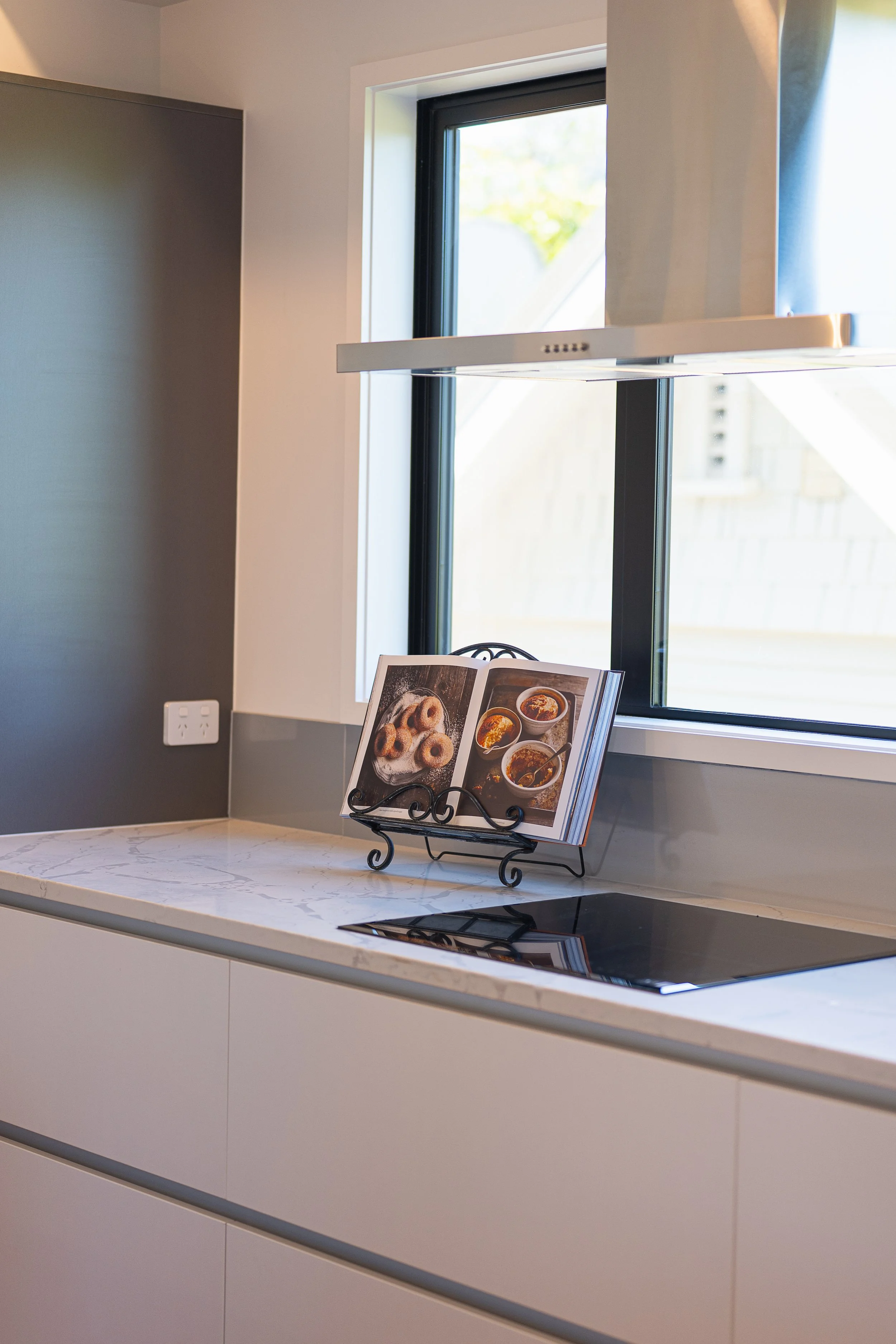 iterior photography of a contemporary Auckland villa featuring open living space, natural daylight and refined architectural details.
