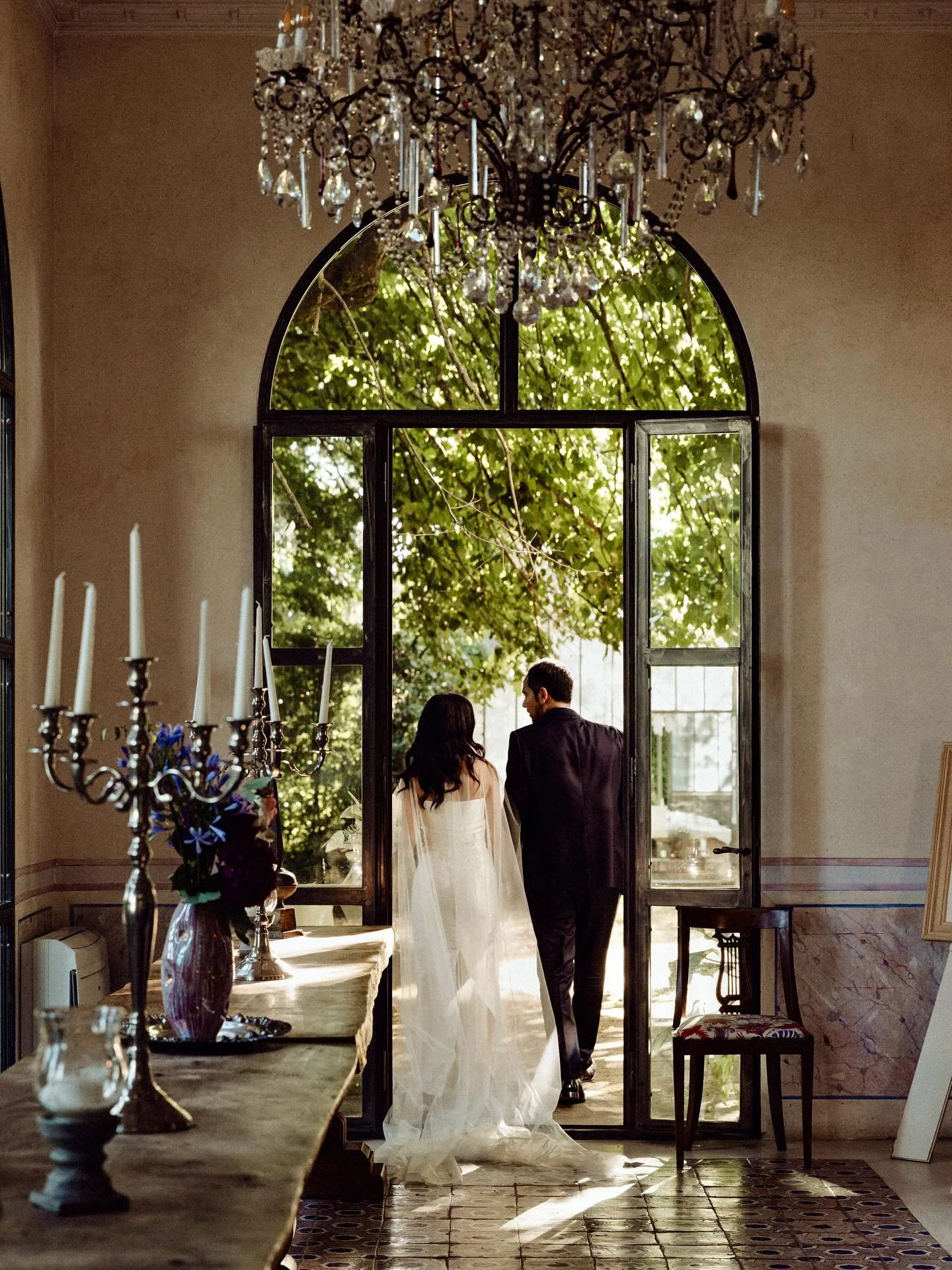 A few glimpses from Marco and Marialuce&rsquo;s special day.
Among historic gardens and evocative corners of Villa Lina &mdash; a wedding celebration filled with emotion, warmth, and true authenticity.
-
Qualche scatto dal giorno speciale di Marco e 