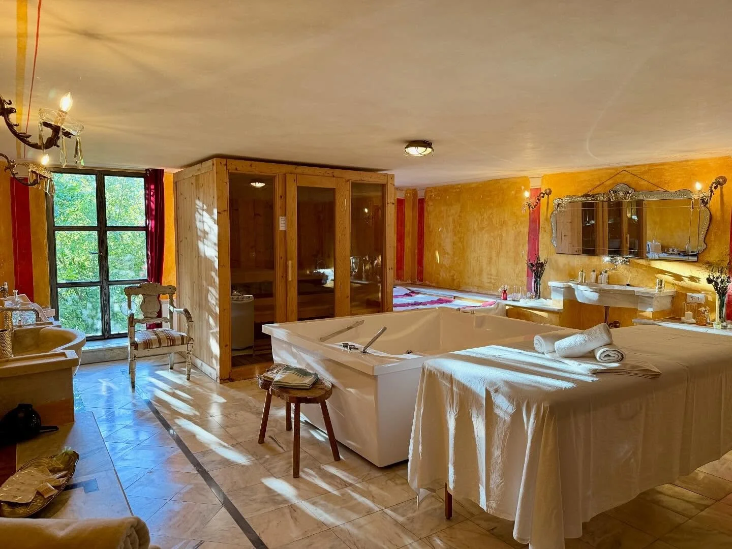 Al Relais Villa Lina il benessere prende forma attraverso trattamenti olistici con Claudia e Maria Antonietta, consulenze e lavori sciamanici con Angela Schmel, e le esperienze botaniche e rituali del Garden of Senses and Myths di Emilia Scarpone e P