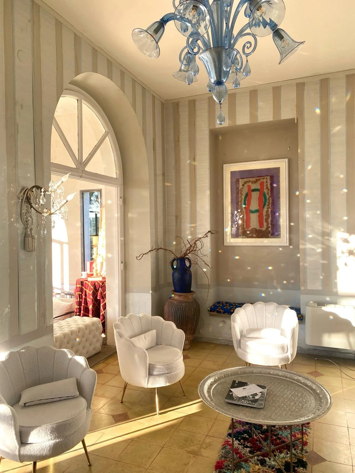 Dazzling light in the small drawing room