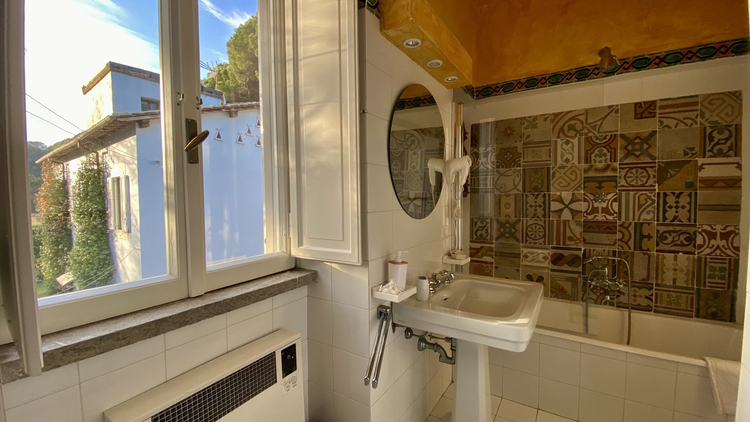 9. ROOM N1 BATHROOM.jpg