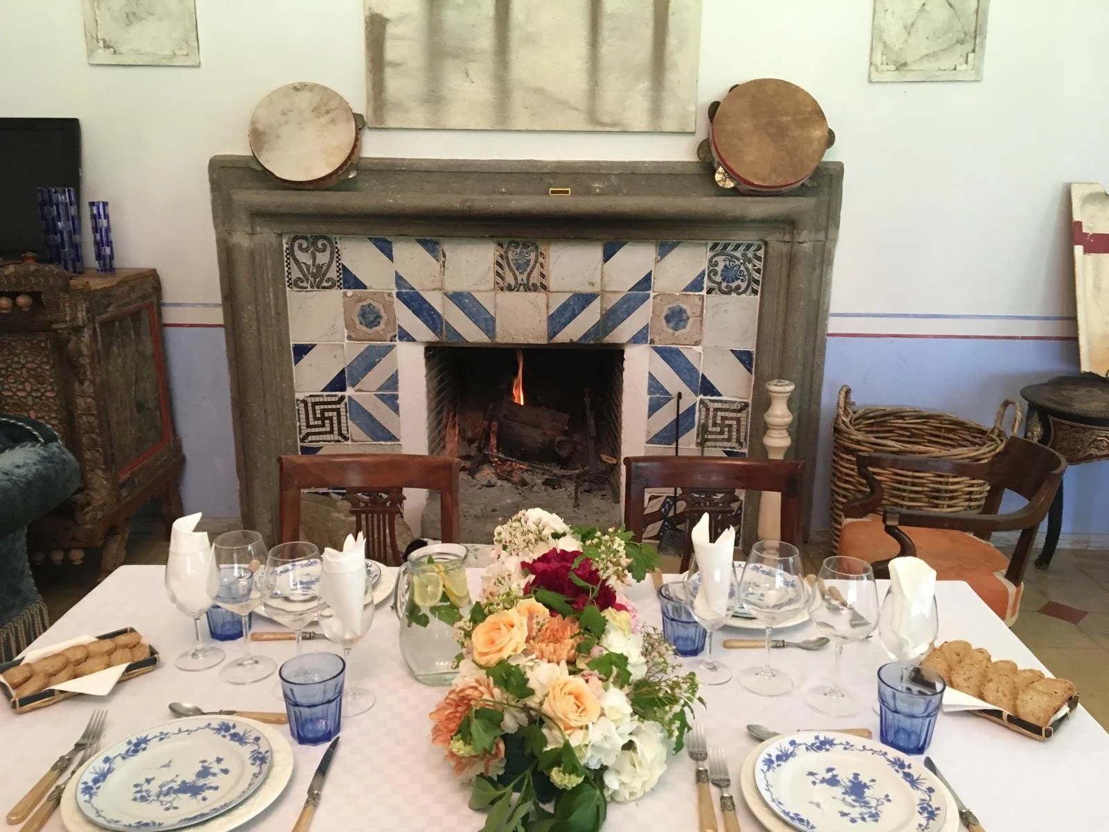 Intimate lunch in front of the fireplace