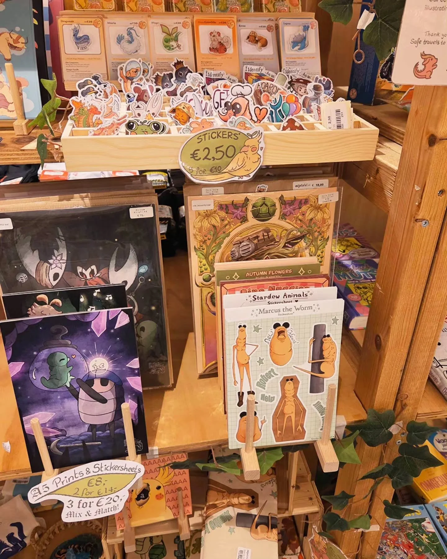 Check out our space at @mijntafelgouda ! ✨️🌸

#artist #artistalley #artdisplay #smallbusiness