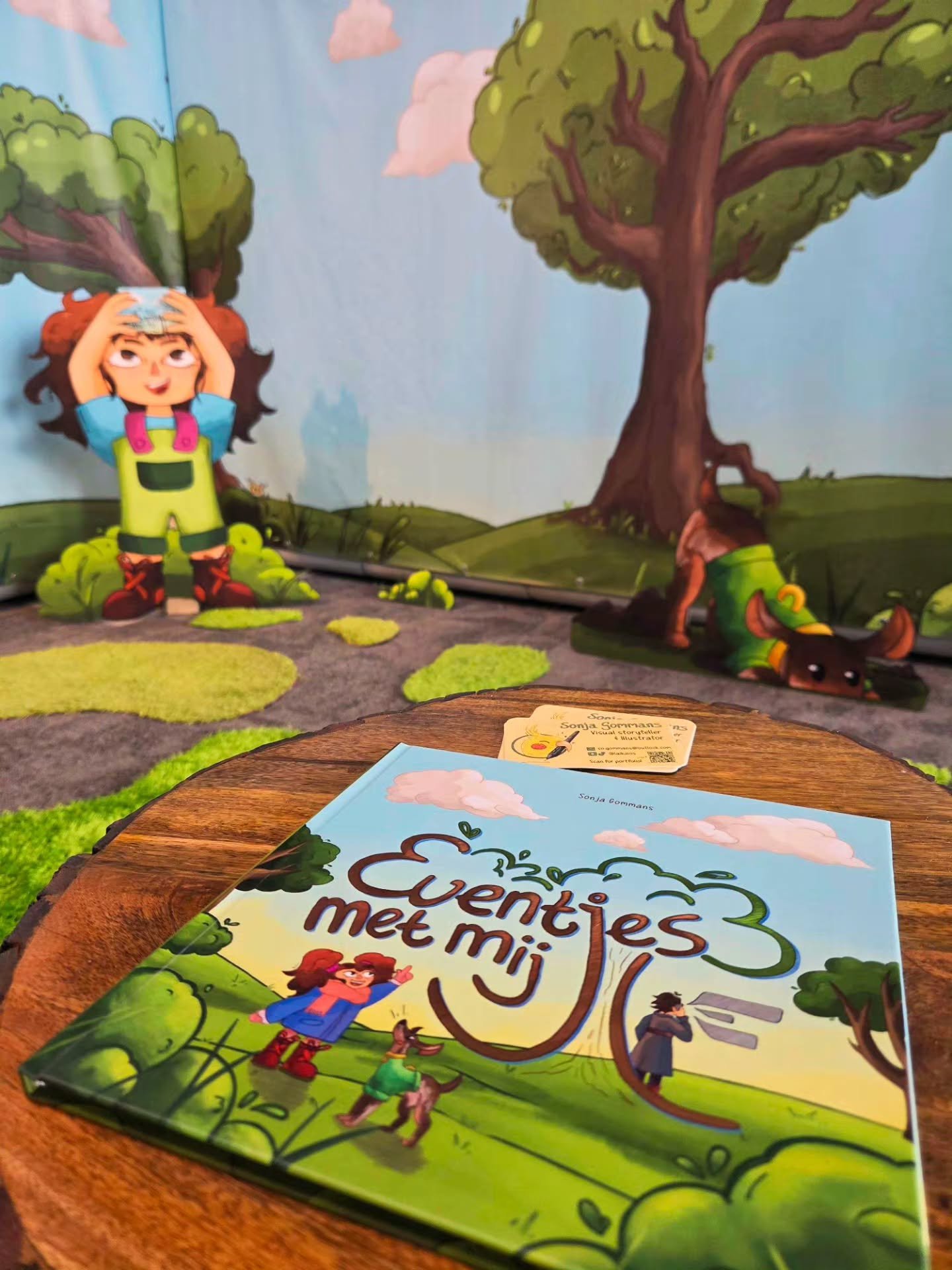 And Sonja's graduation project: Eventjes met mij (A moment with me), a Dutch, fully illustrated children's book ☀️

 "Emily verveelt zich thuis; ze wil veel liever naar buiten om haar buurt te ontdekken. Maar haar drukke moeder heeft daar helema