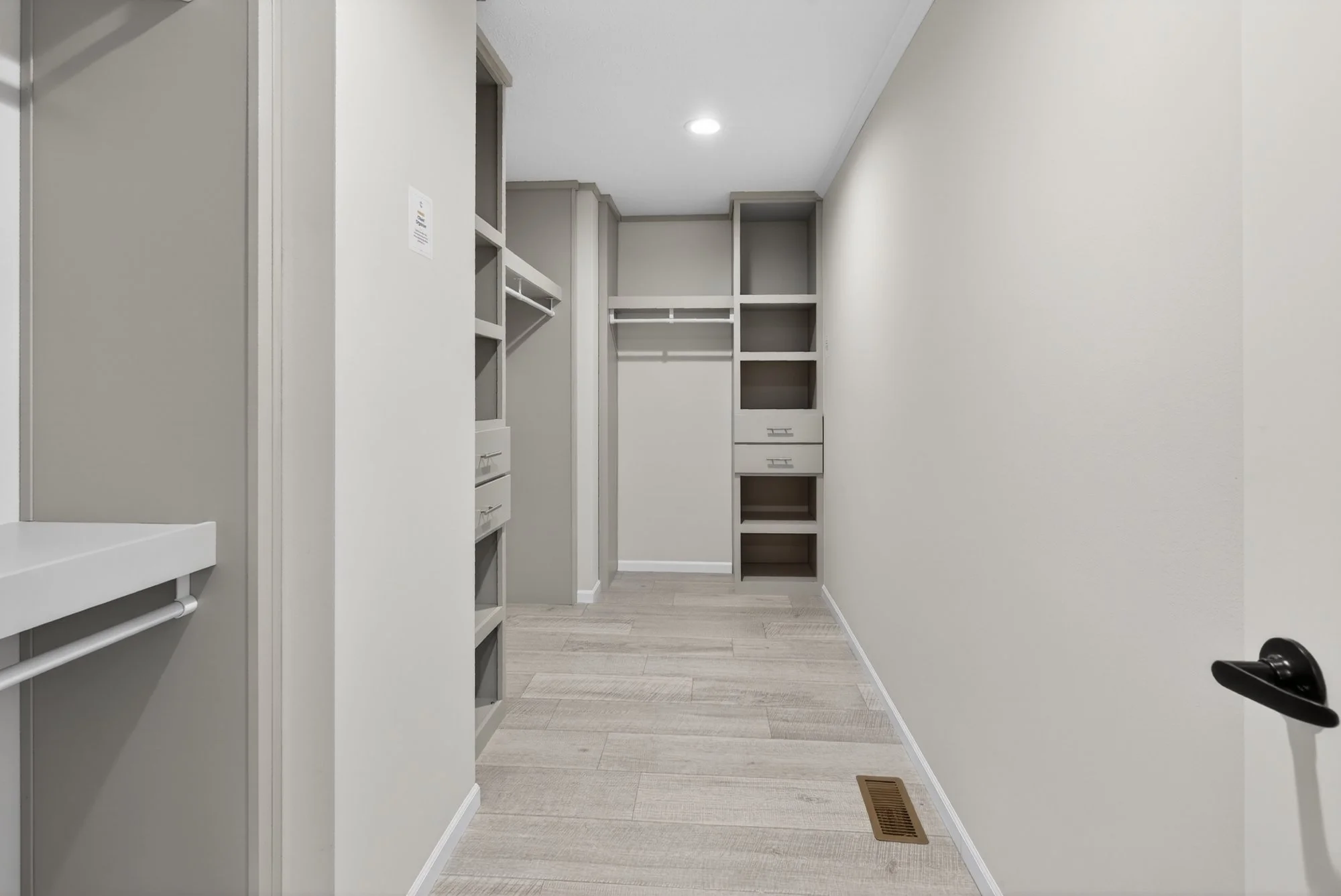 112-paramount-3260h32394-odyssey-primary-closet.jpg