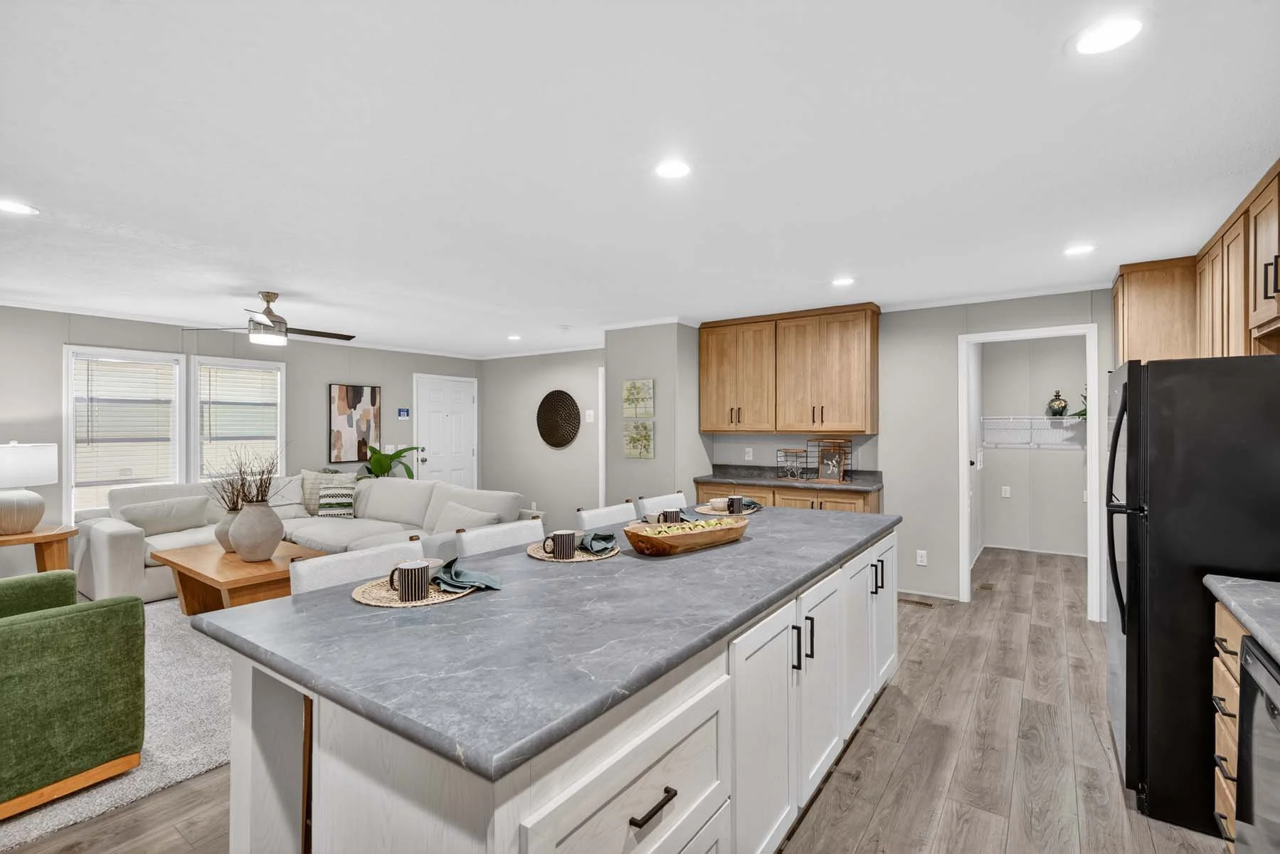 112-paramount-2856h32174-silverton-kitchen-4 (1).jpg