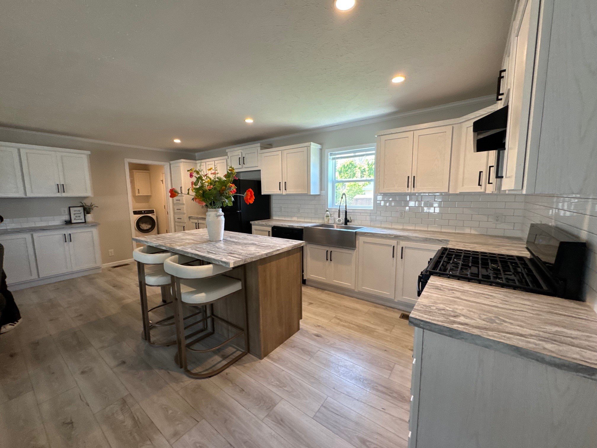 6 kitchen.jpg