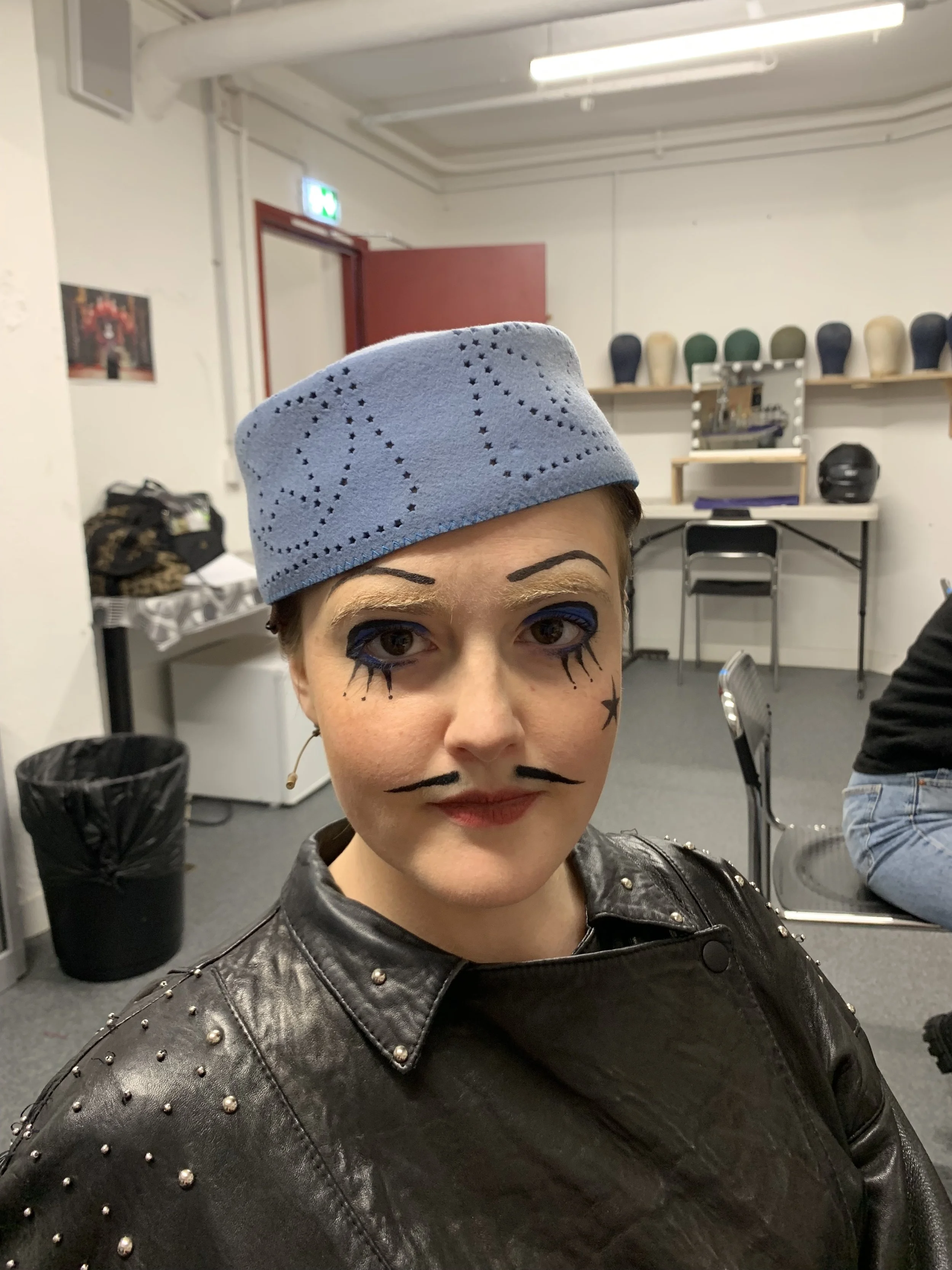 Paris-based English-speaking makeup artist for The Magic Flute II La Malédiction, Damon Albarn electro-opera, Théâtre du Lido Paris