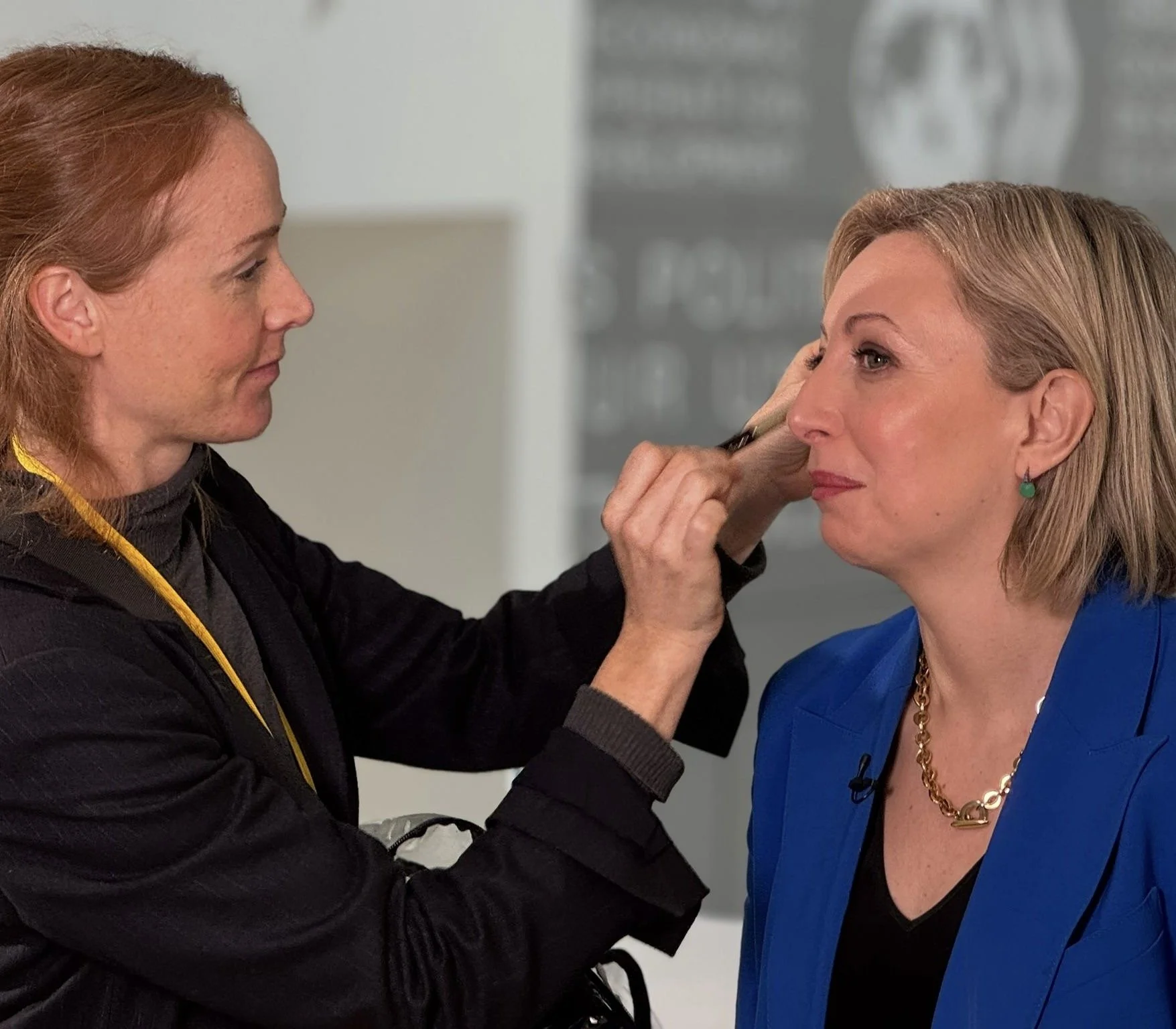 English-speaking makeup artist for Bloomberg Television, Paris-based hair and makeup for live broadcast