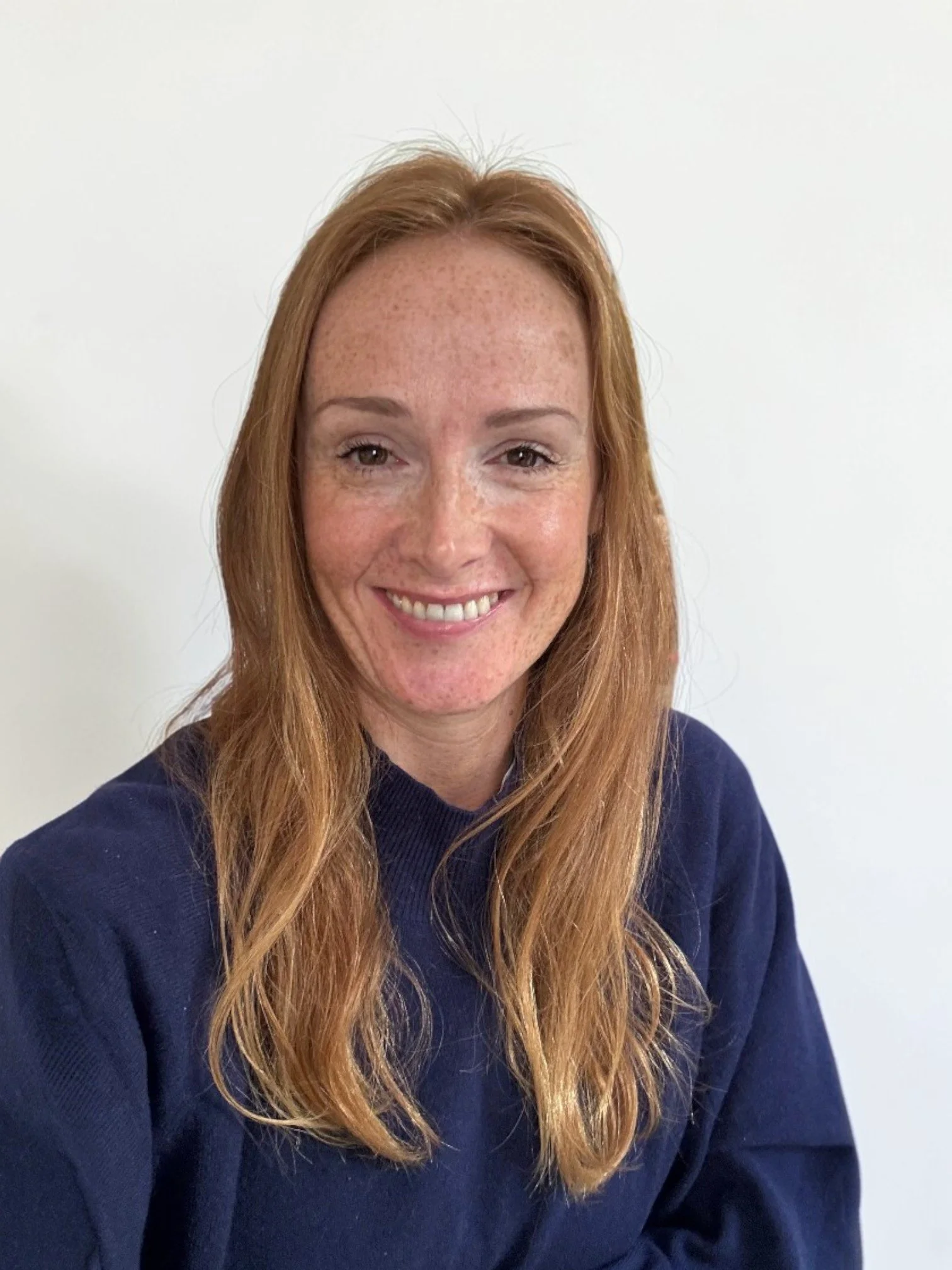 Zoë Kettel, English-speaking makeup artist, hair stylist, and wig specialist based in Paris — available for film, TV, theatre, bridal, and men's grooming