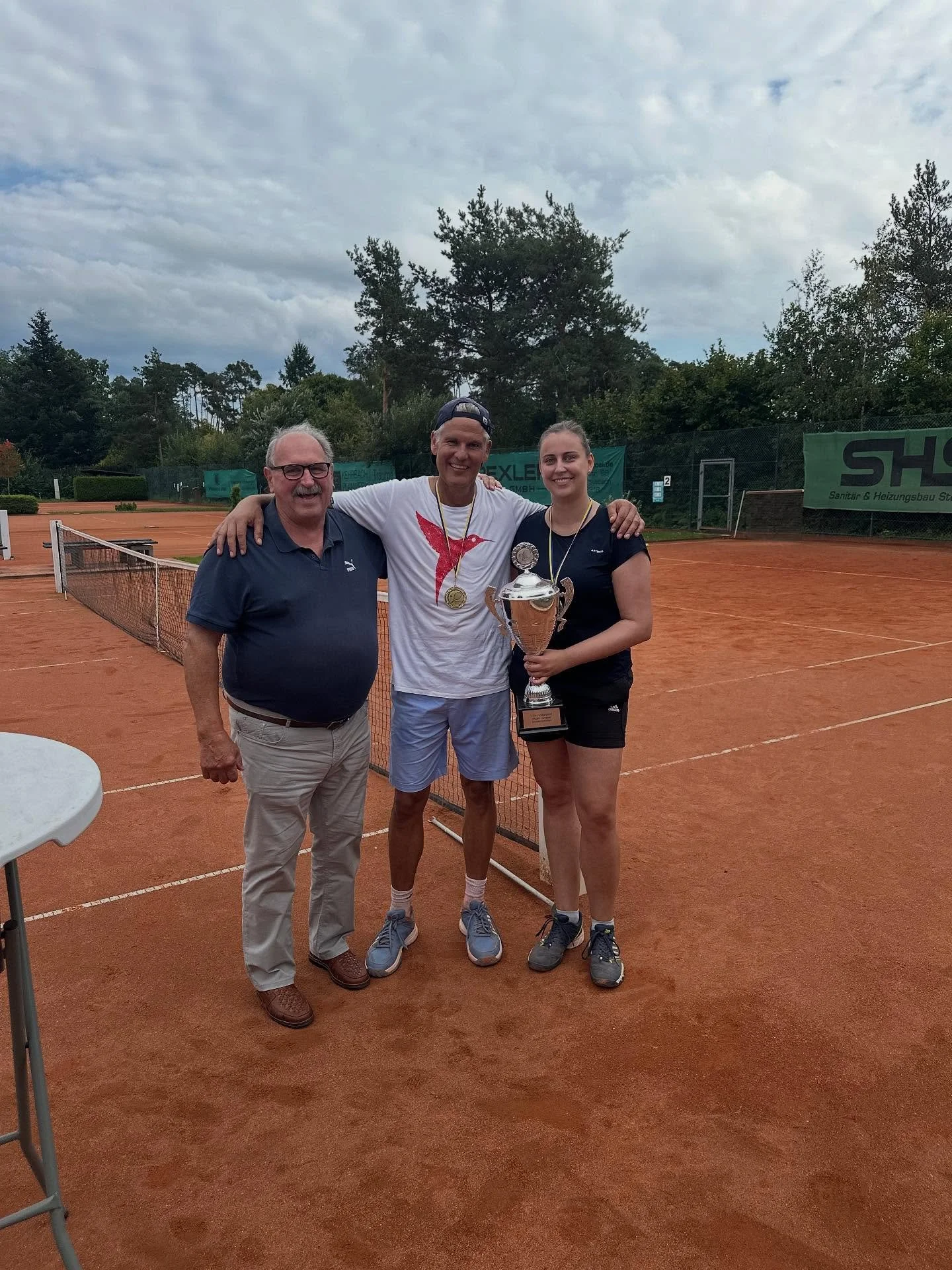 unsere 1,2 &amp; 3 platzierten der mix-Doppel vereinsmeisterschaft 25.

Titelverteidiger @nobtuw &amp; @__lo.ni__ 
Herzlichen Gl&uuml;ckwunsch😍
Im Finale gegen @nicolas.male.10 @ @sara.anosha 
Und im Halbfinale konnte marian &amp; Andrea den Sieg ho