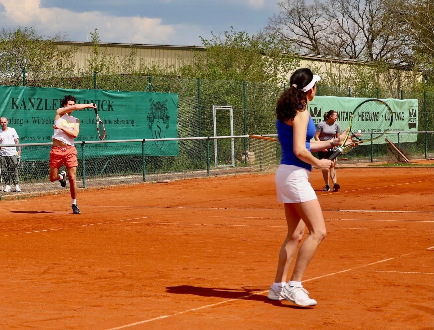 9.5. Samstag Heim Doppelspieltag: H50 und D50 (Landesliga 1+2)
10.5. Sonntag Heim Dreifachspieltag Herren I + II, Damen). Zuschauer Willkommen! 
#support #teamwork #tennis #matchday #letsgo
