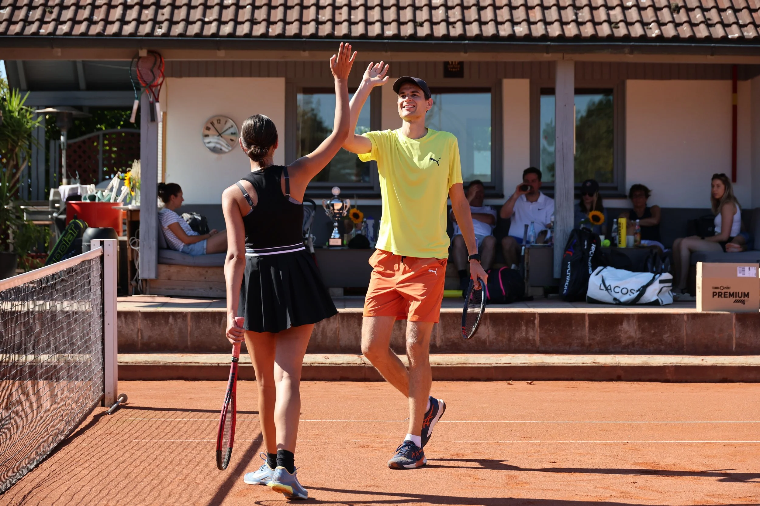 tsv_wolkersdorf_tennisverein_doppel_high_five_sandplatz.JPG
