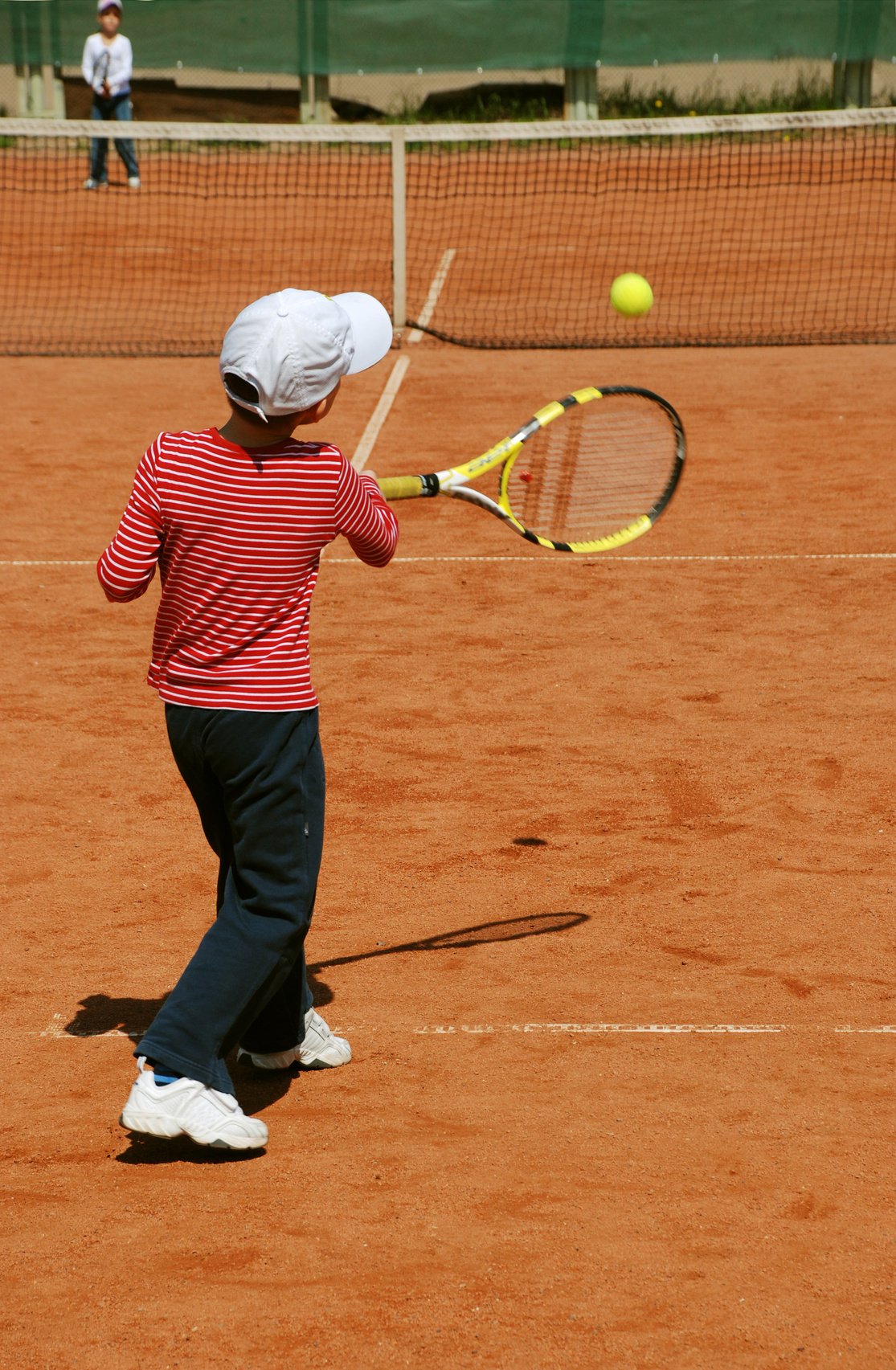 tennisverein_nachwuchs_kind_tennis_sandplatz.jpg