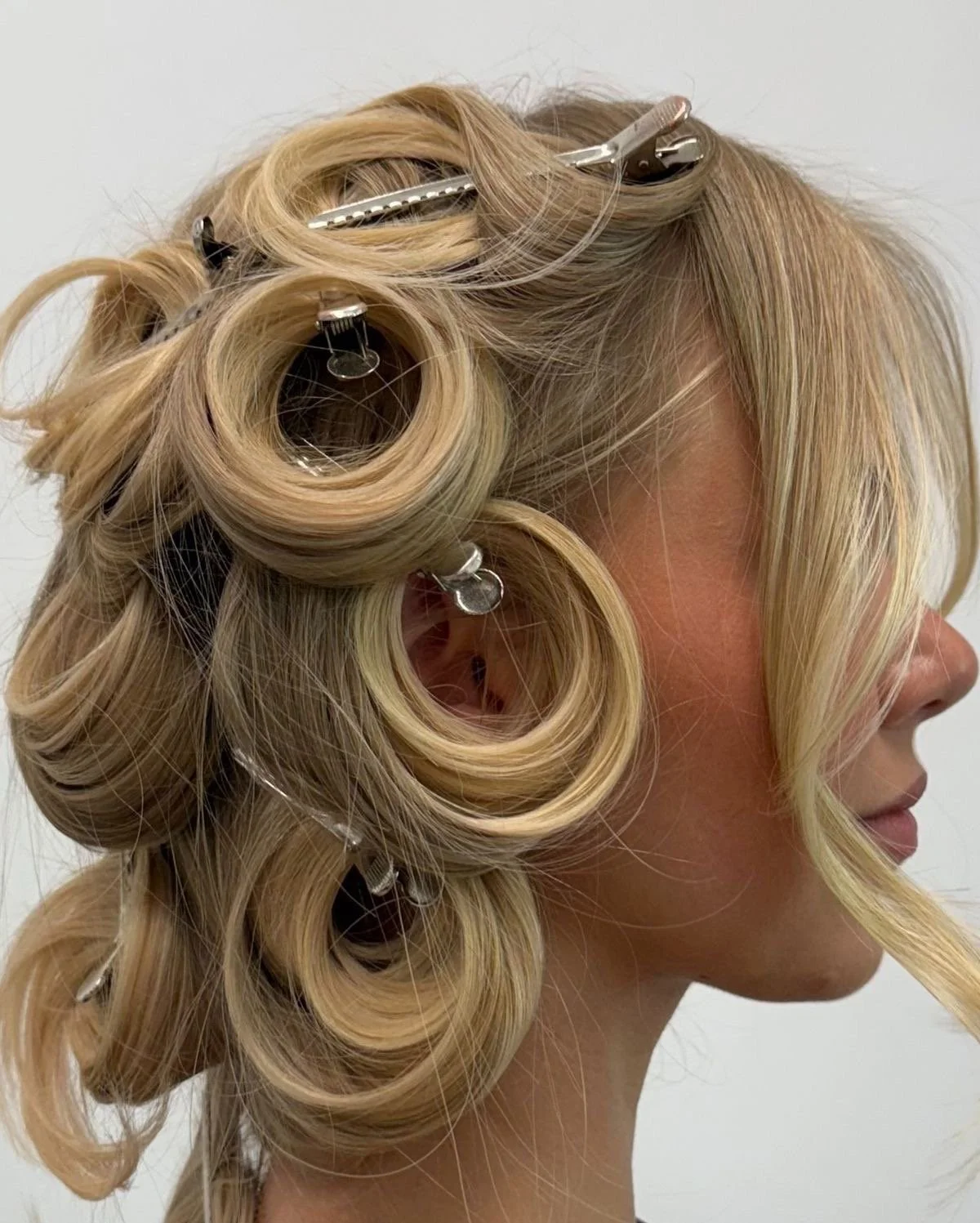 Bouncy blowout event stying Beeliar blonde specialist