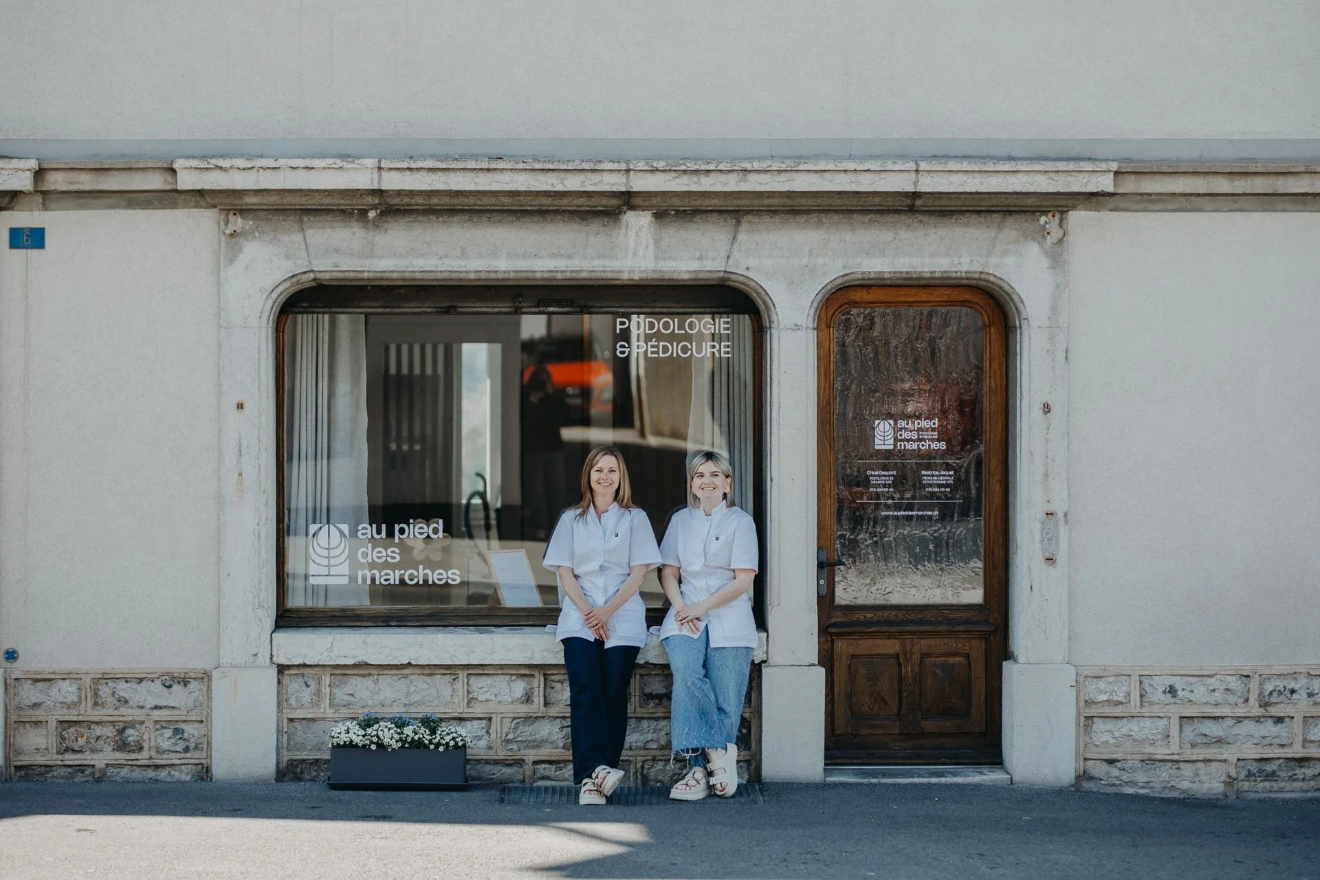 Au Pied des Marches est un cabinet de podologie et pédicure à Broc à quelques minutes de Bulle. Chloé Sottas-Despont et Béatrice Jaquet vous accueillent dans un lieu professionnel et chaleureux.