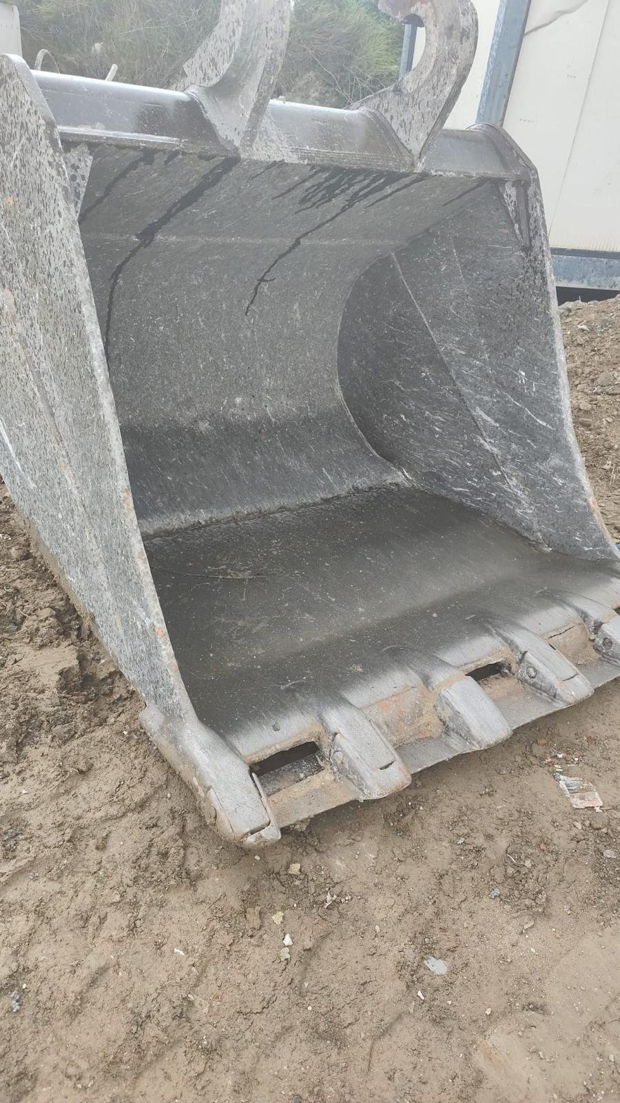 También, un extremo de una pala para excavadoras con señalización visible.