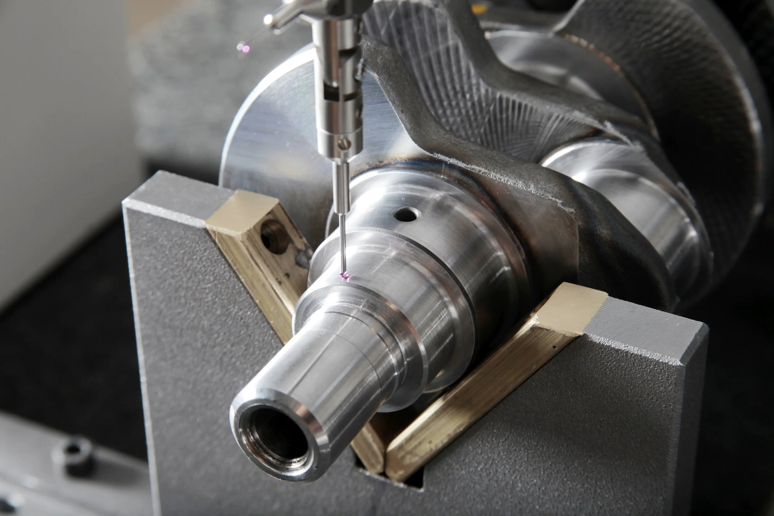 Proceso de fabricación mecánica con una máquina CNC, enfocada en una pieza metálica en el proceso de mecanizado, con una herramienta de corte ajustada sobre la pieza.