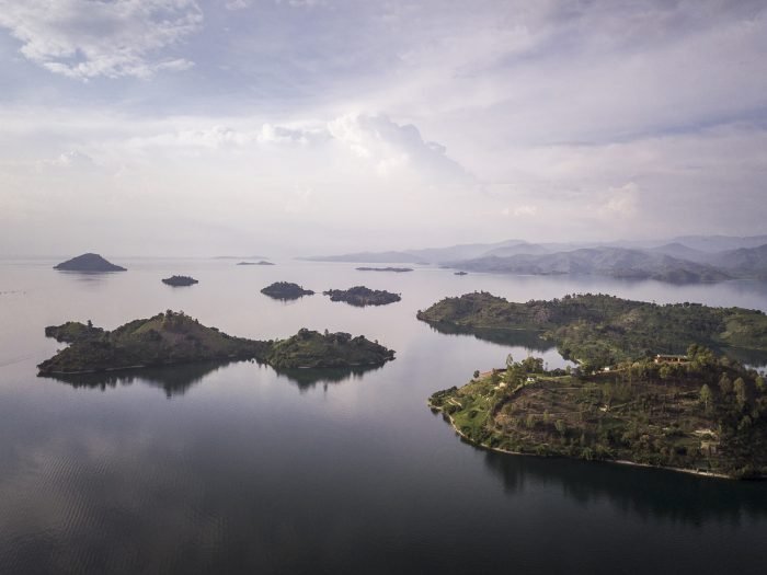 Vista aérea de varias islas y un lago con vegetación y algunas construcciones en las orillas.