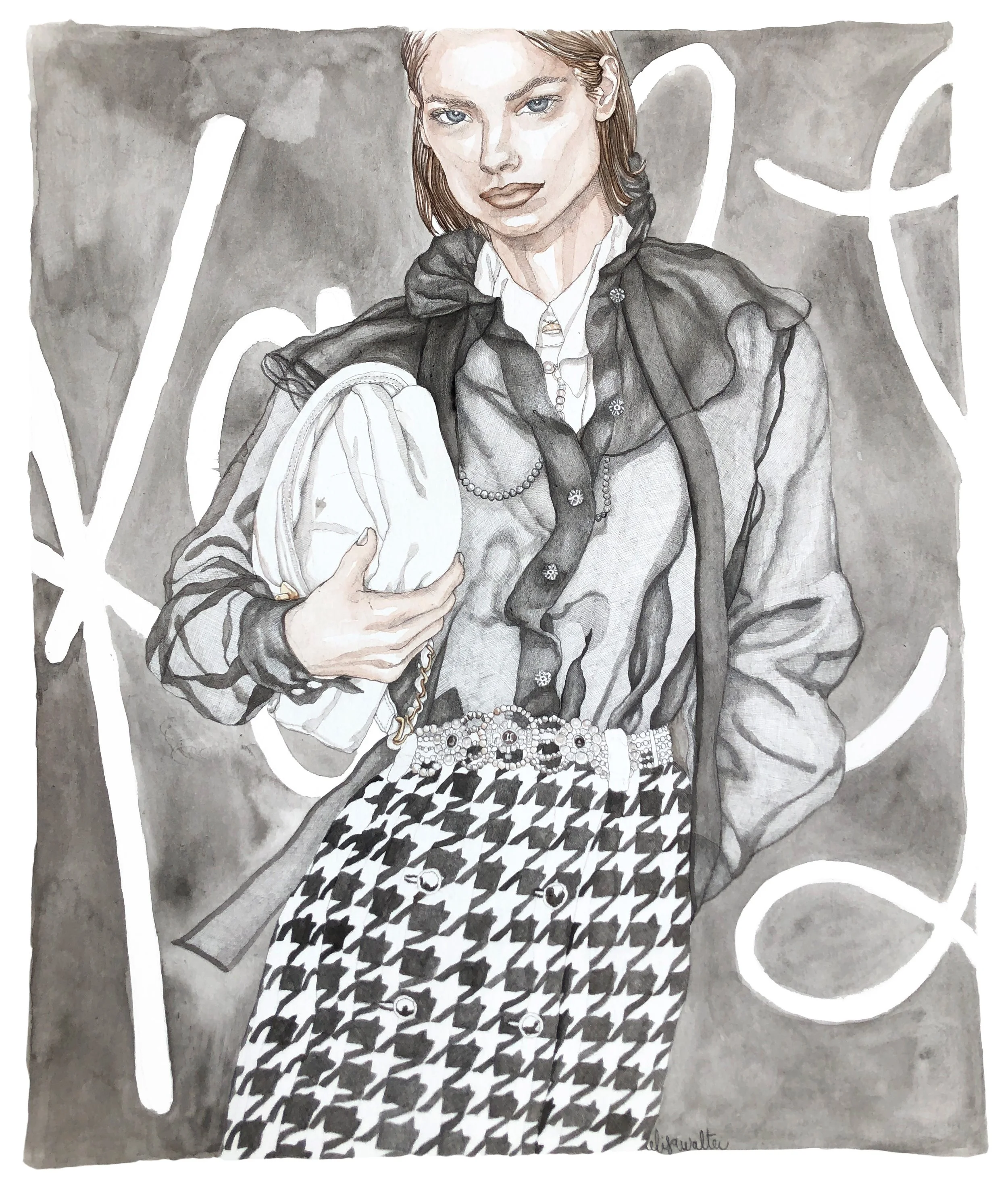 Une femme avec des cheveux courts et blonds, portant une tenue à motifs en noir et blanc, avec un collier de perles, et tenant un sac blanc, se tient devant un fond avec des éléments de graffiti ou de lettrage blanc sur fond gris.