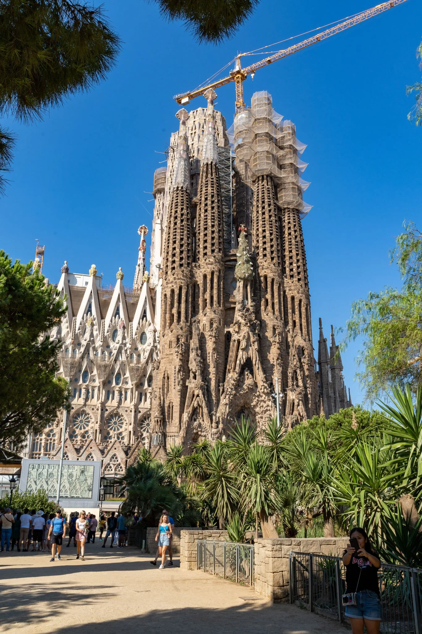 Image of Sagrada Familia cathedral from outside.