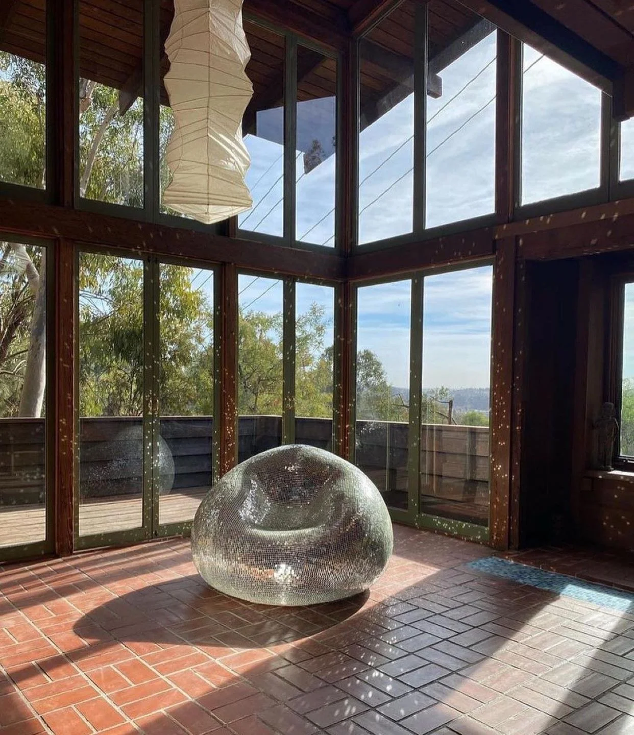 Disco chair 💃🏼🕺🏼 by @la.lland
.
.
.

#studio__lys #interiorprojects #murano #muranolamp #muranochandelier #chandelier #glasschandelier #home #homedecor #interiordesign #interior #interiordetails #heminredning #hem #heminspiration #decoration #hom