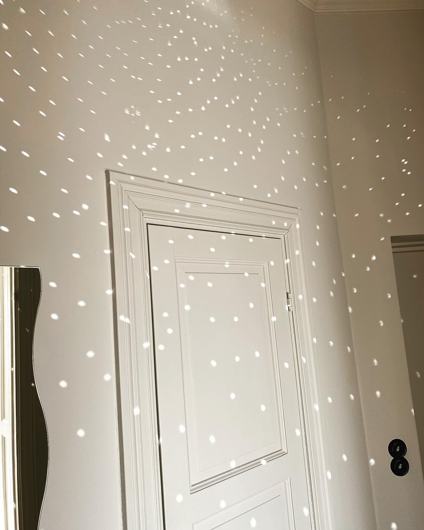 Hallway reflections at project O6
.
.
.

#studio__lys #interiorprojects #murano #muranolamp #muranochandelier #chandelier #glasschandelier #home #homedecor #interiordesign #interior #interiordetails #heminredning #hem #heminspiration #decoration #hom