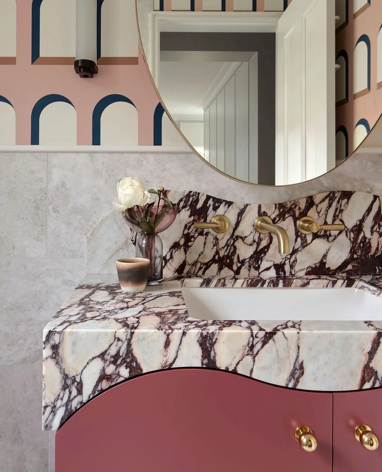 Calacatta viola and curves 💕 Via @arentpykestudio
.
.
.

#studio__lys #interiorprojects #murano #muranolamp #muranochandelier #chandelier #glasschandelier #home #homedecor #interiordesign #interior #interiordetails #heminredning #hem #heminspiration