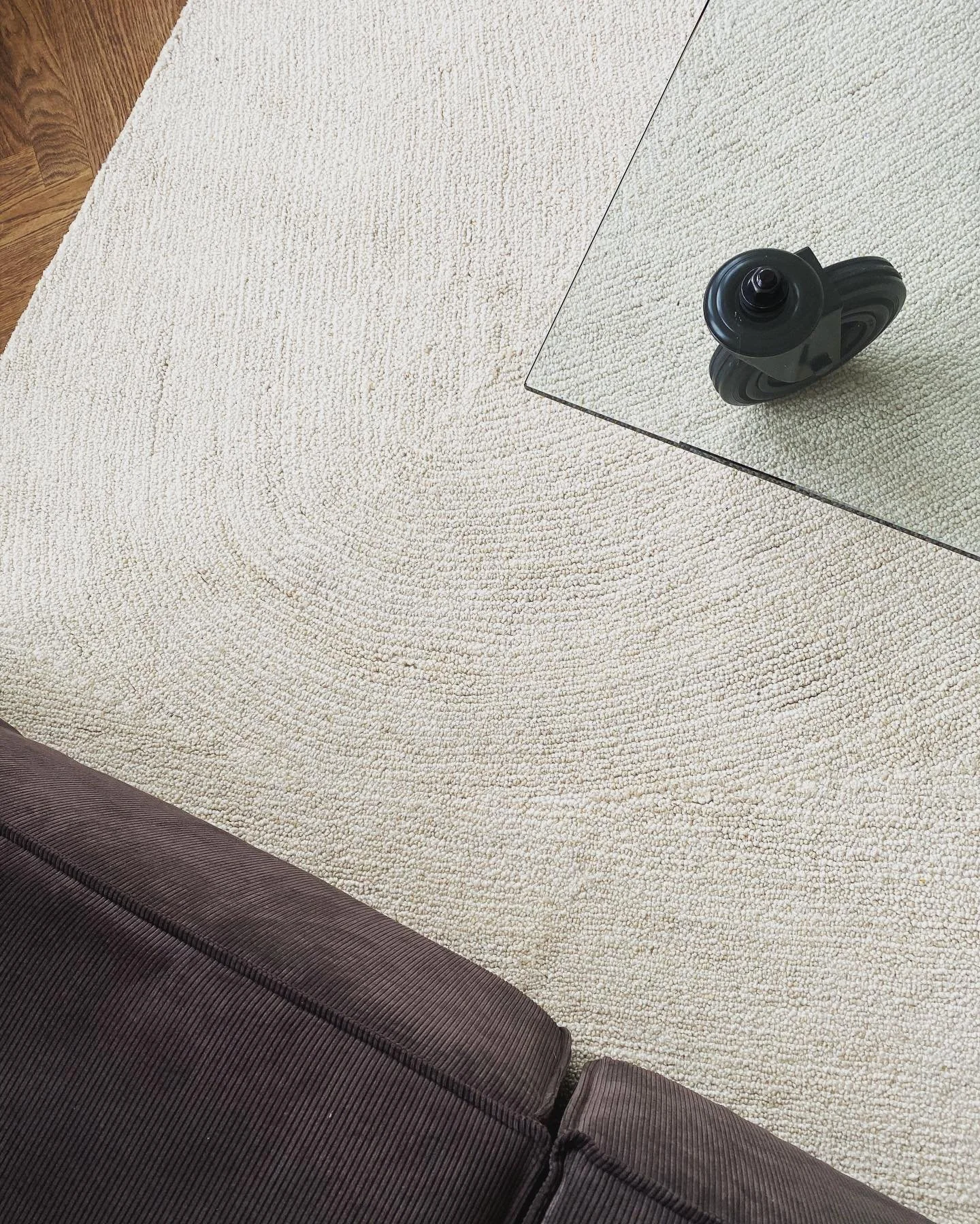 Living room details at Apt O 
.
.
.

#studio__lys #interiorprojects #murano #muranolamp #muranochandelier #chandelier #glasschandelier #home #homedecor #interiordesign #interior #interiordetails #heminredning #hem #heminspiration #decoration #homesty