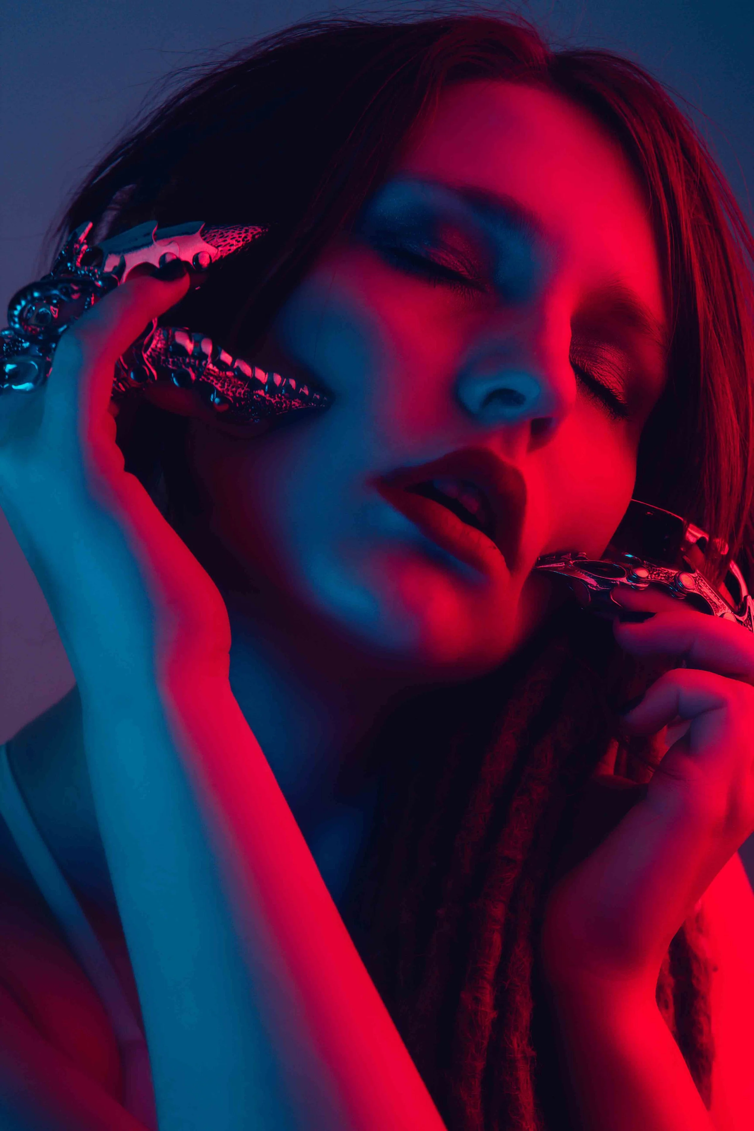 Cinematic Portrait mit rot-blauer Lichtsetzung – moderne Beauty-Fotografie im Studio, Lionart Photography NRW