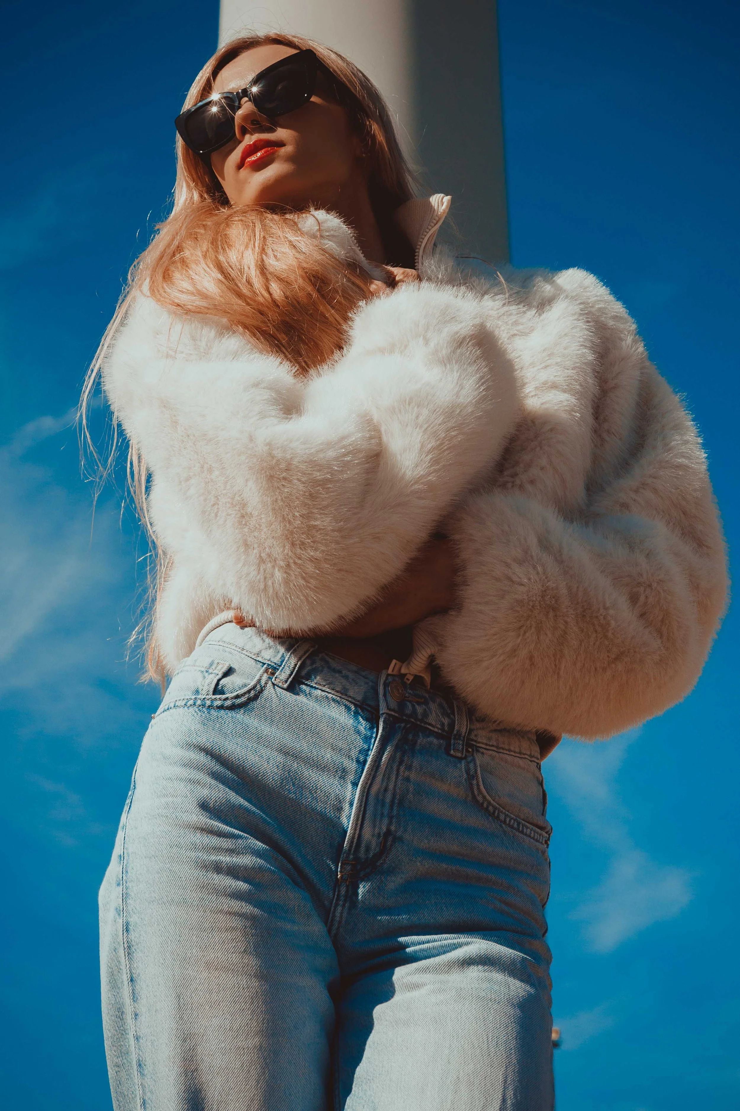  Fashion-Editorial vor Windrad – Faux-Fur-Jacke und Jeans, Lionart Photography NRW