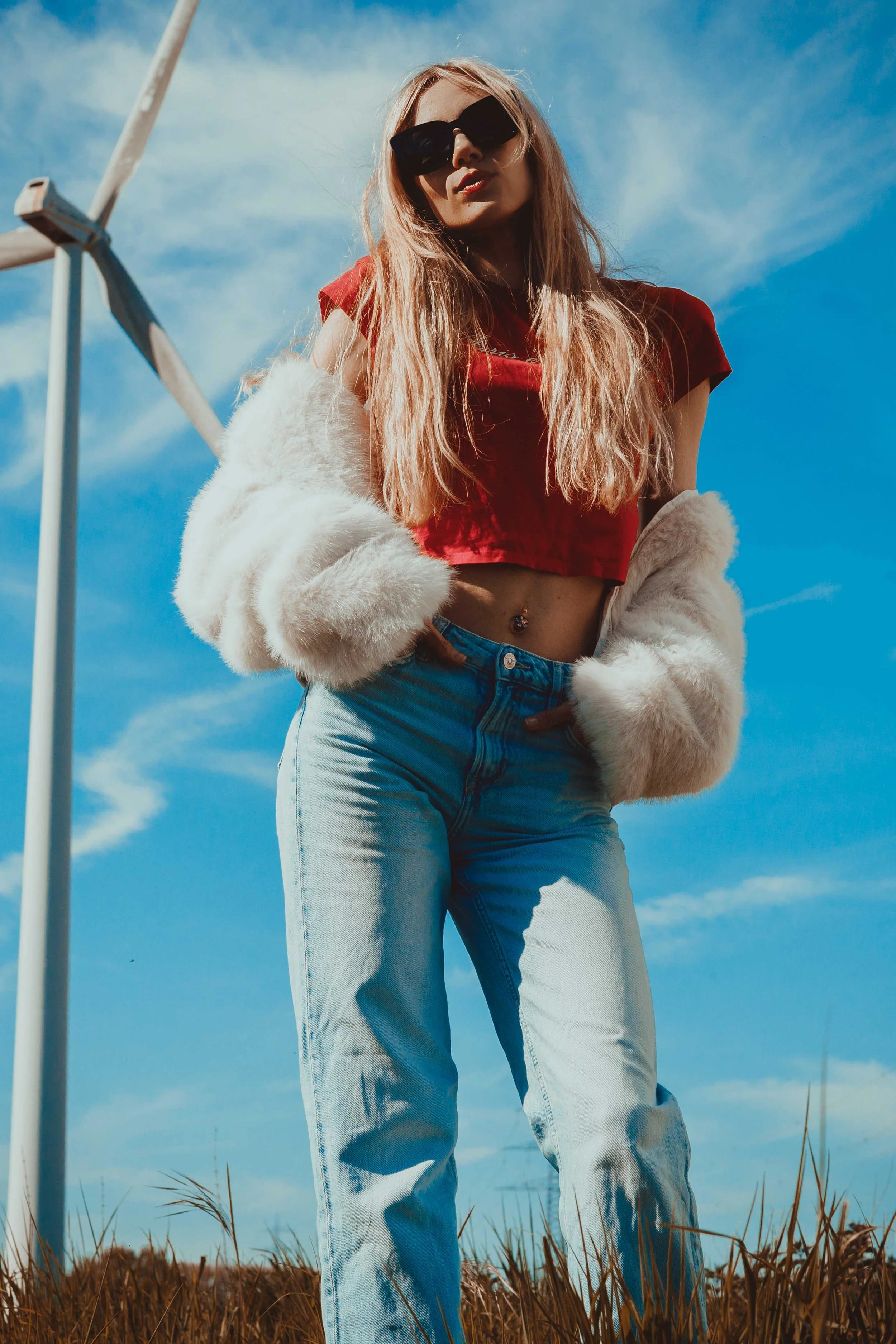 Outdoor Fashion Shooting im Windpark – Model mit Crop-Top und Fellweste, Lionart Photography