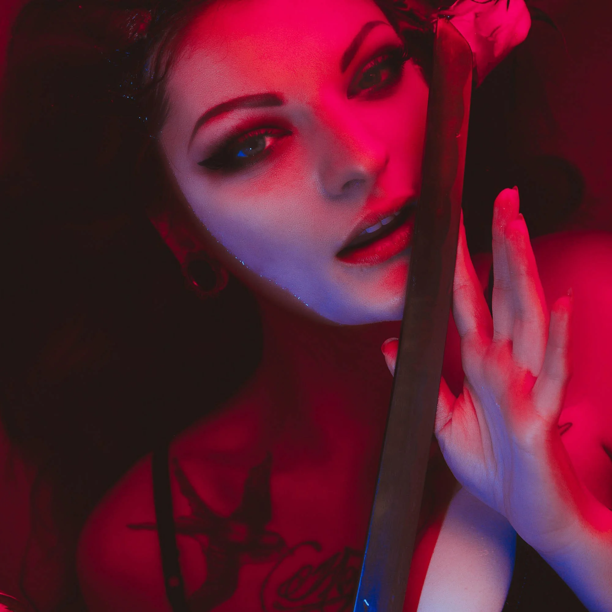 Kreatives Lichtportrait in Rot – Künstlerische Frauenporträt-Fotografie mit farbigem Studiolicht, Lionart Photography Hagen NRW