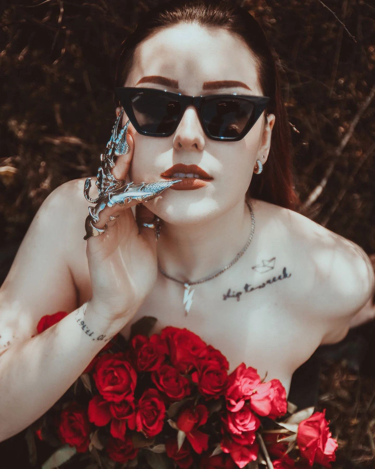 Editorial Beauty Portrait – Model mit weißer Sonnenbrille, Perlenkette und rotem Rosenstrauß, Fashion-Fotografie Lionart Photography
