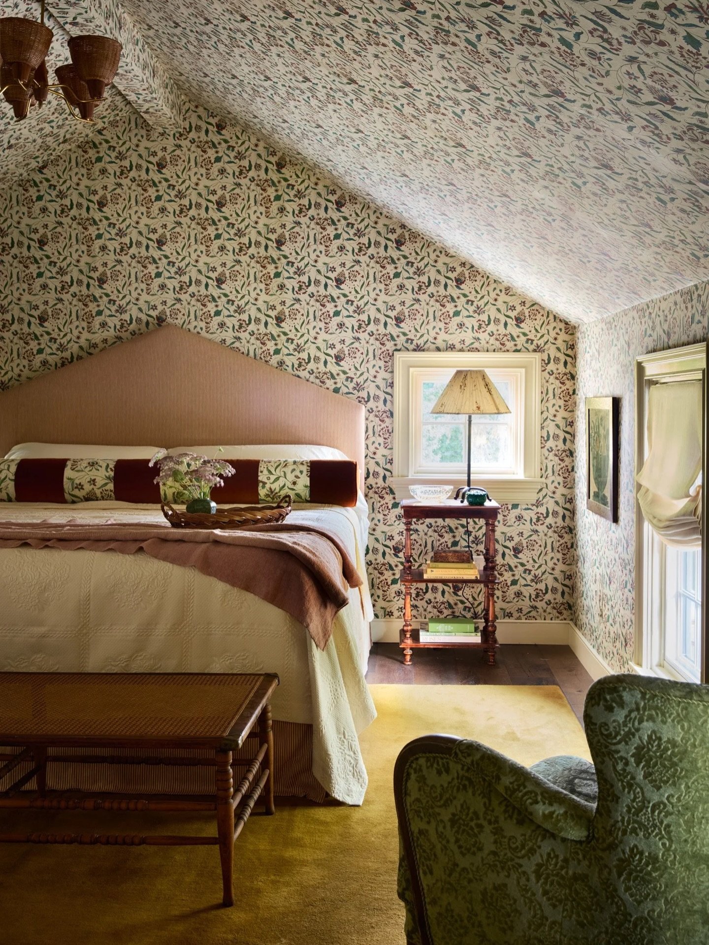 Inspo ⭐️ Completely in love with this endlessly charming project by @moorehousedesign in Connecticut - give me all the floral wallpaper, all the moody fabrics, and all the plates on the wall please, thank you very much! 

Design by @moorehousedesign 