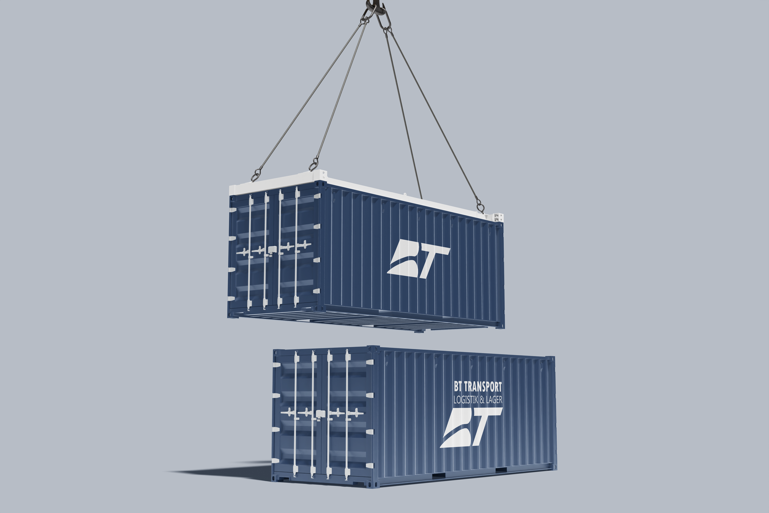 Zwei blaue Lagercontainer, einer schwebt durch Kräne, der andere steht auf dem Boden, beide mit weißen Logos und Texten, im Hintergrund ein grauer Himmel.