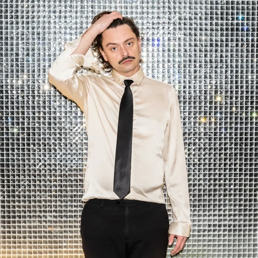 Nederlands comedian Gover Meit tijdens theatervoorstelling Larie in België.
