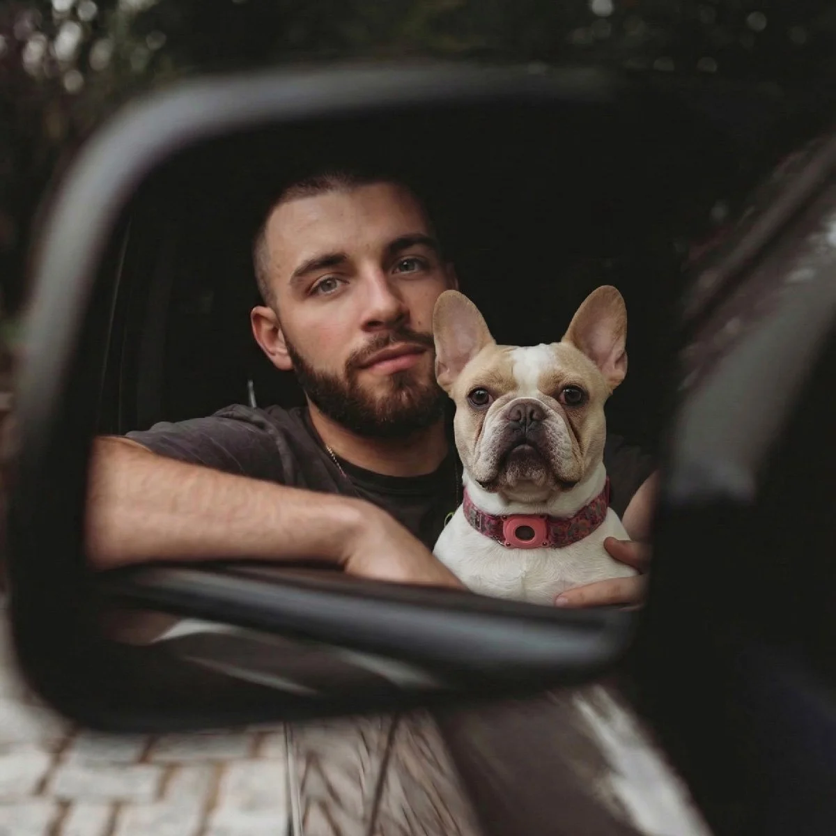 Charles Bédard et son bulldog français prorpiétaire de Unike Auto Detail