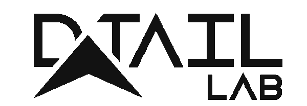 Logo du société 'Detail Lab' avec un symbole triangulaire et le texte en noir.
